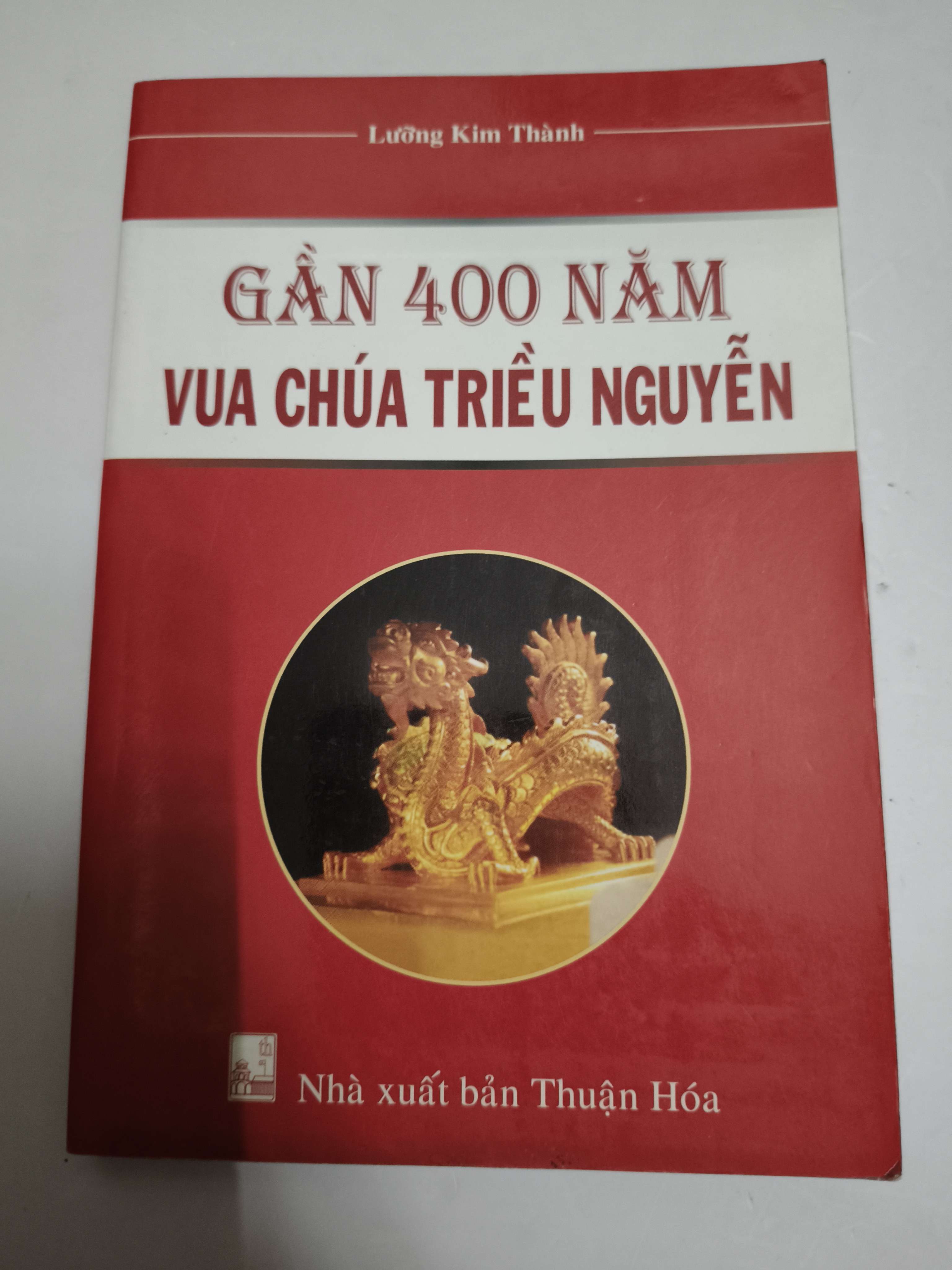 Gần 400 năm vua chúa triều Nguyễn - Xb 2013 - 255 trang (Lịch sử Việt Nam) ANTQ