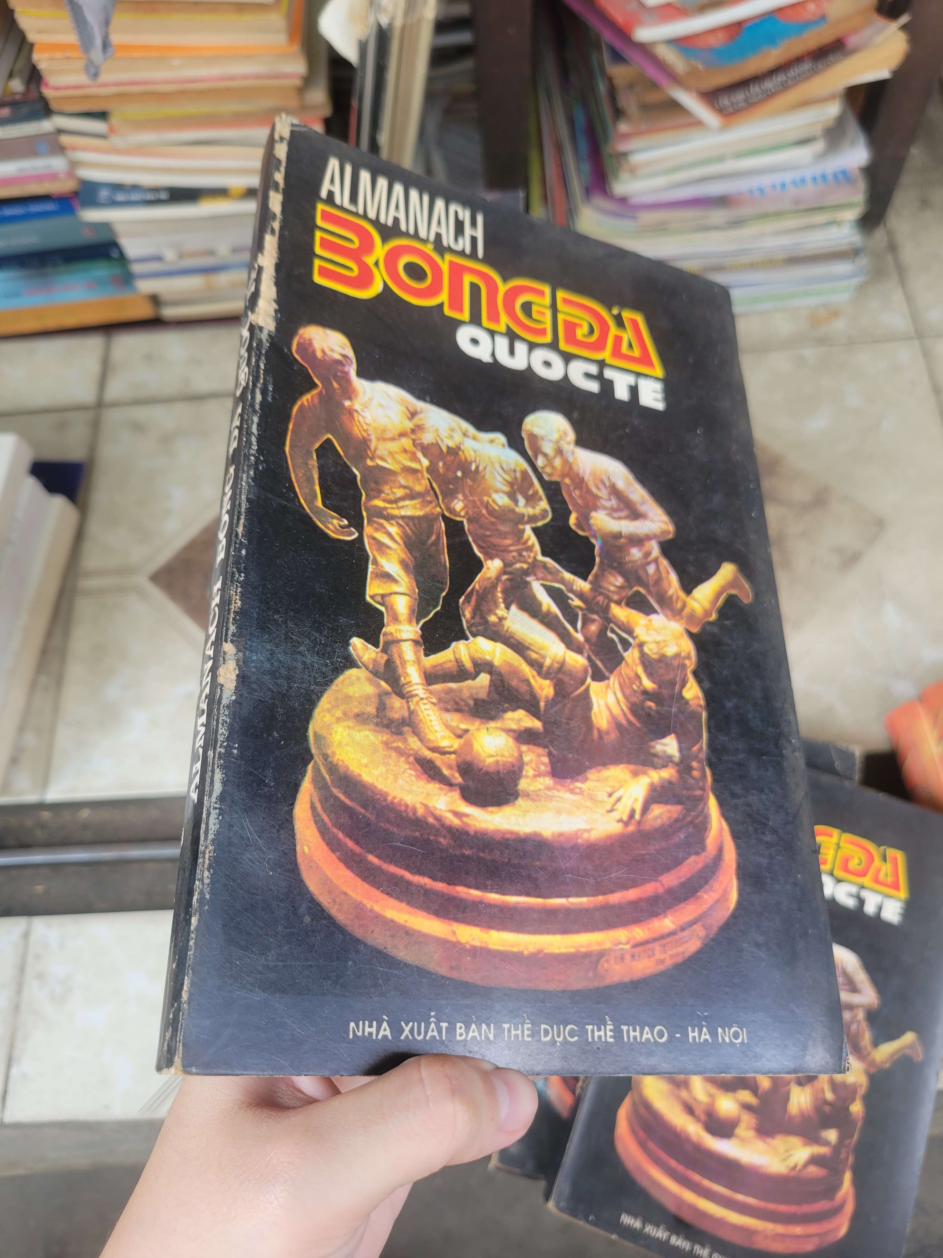 Al manach Bóng đá quốc tế 1990 mới 70% bẩn bìa, ố, tróc gáy (Sách kiến thức tổng hợp) BGB