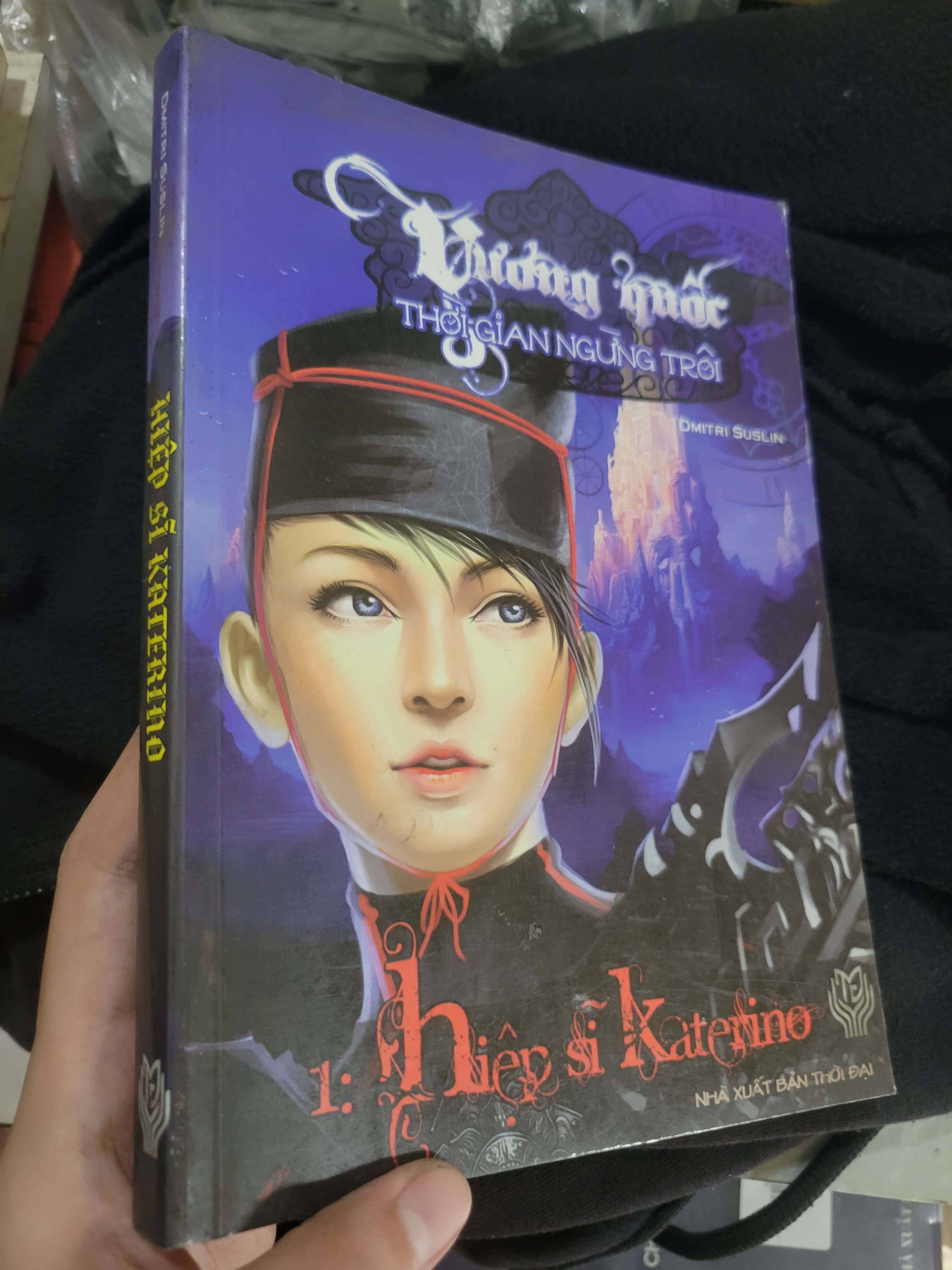 Vương quốc thời gian ngừng trôi tập 1: Hiệp sĩ Katerino - Dmitri Suslin 2010 mới 80% ố, bẩn bìa (Sách văn học) BGB