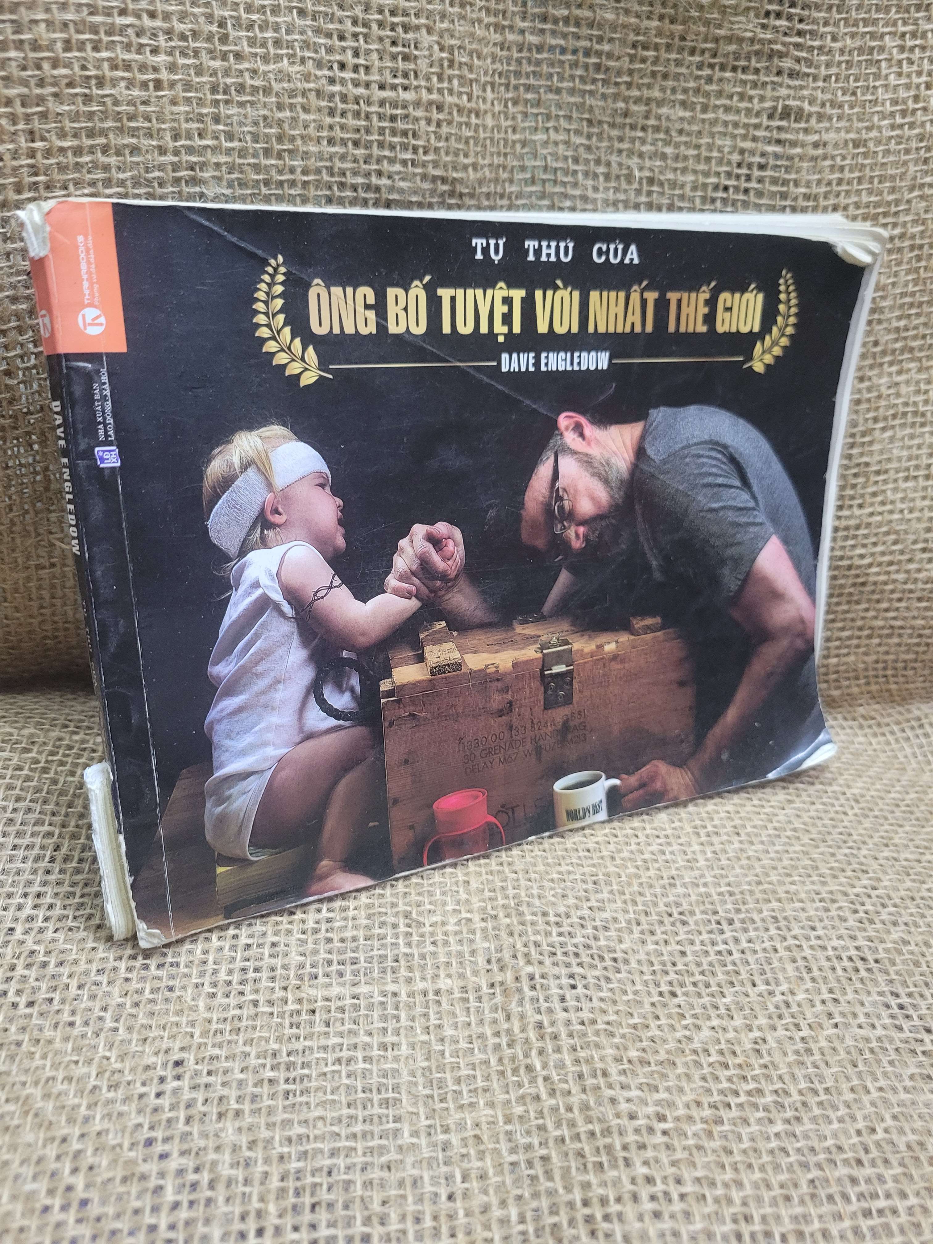 Tự thú của ông bố tuyệt vời nhất thế giới - Dave Engledow 2014 mới 60% bẩn bìa, ố, có chữ viết, bung gáy, tróc gáy, tróc bìa (Sách văn học) HCM.TN