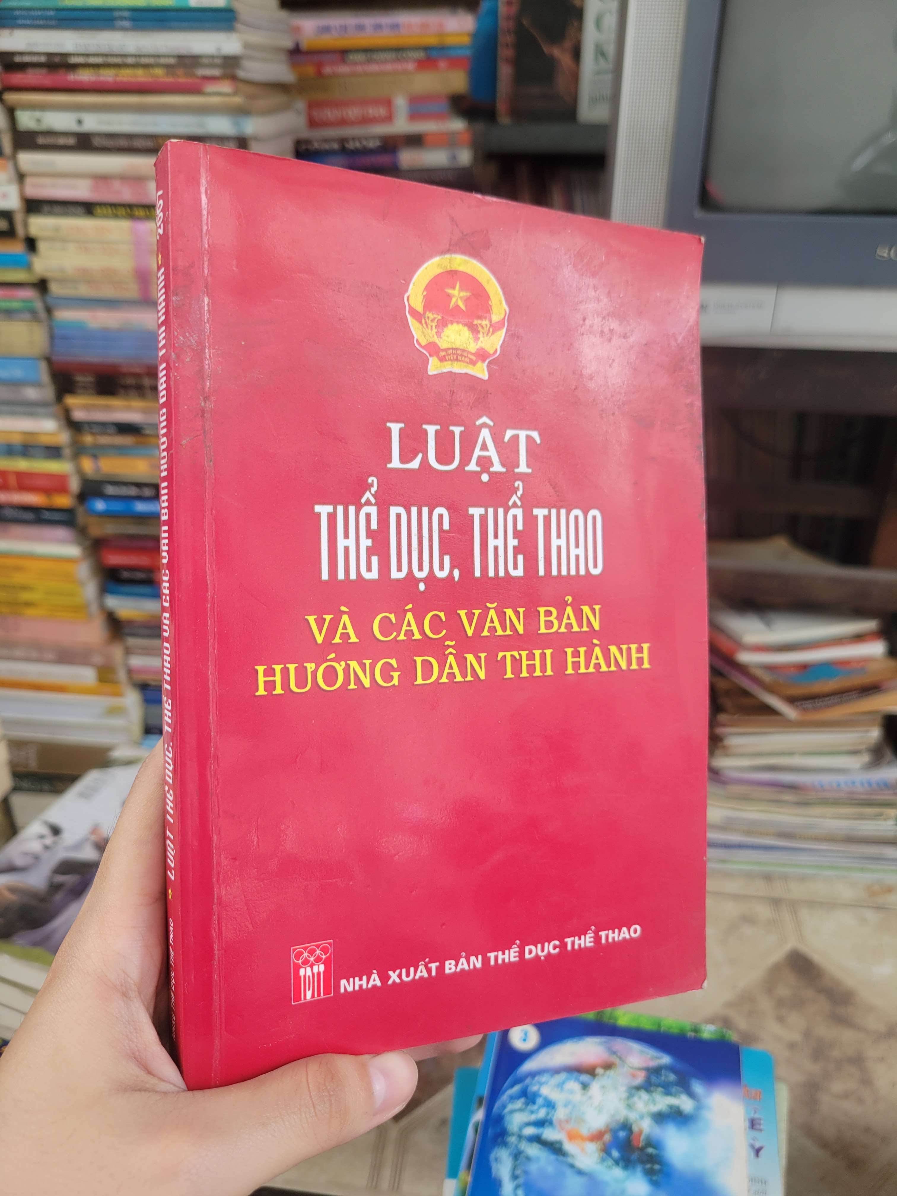 Luật thể dục, thể thao và các văn bản hướng dẫn thi hành 2007 mới 80% ố, bẩn bìa (Sách kiến thức tổng hợp) BGB