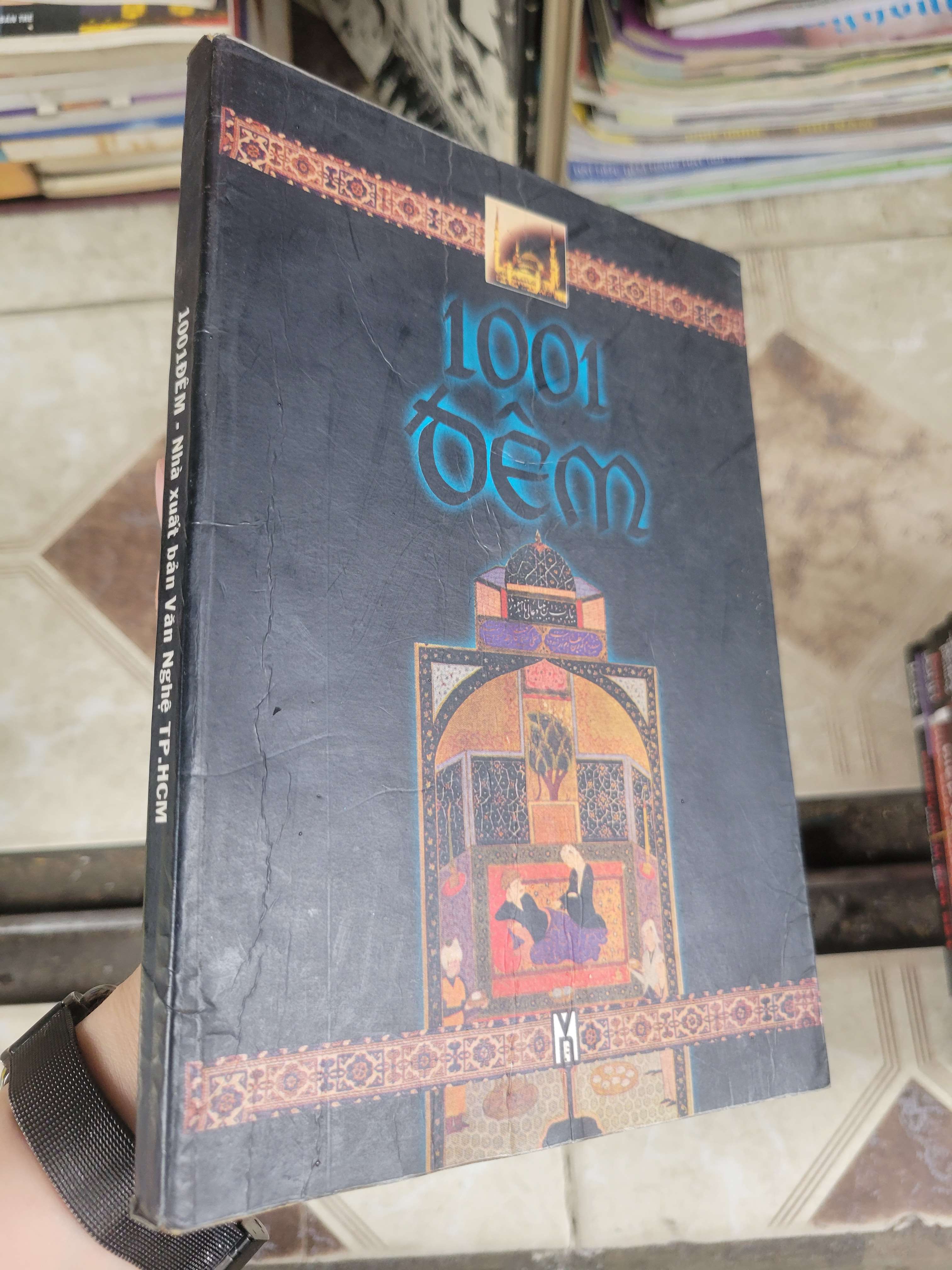1001 đêm 2002 mới 70% ố, bẩn bìa, có vệt nước (Sách văn học) BGB