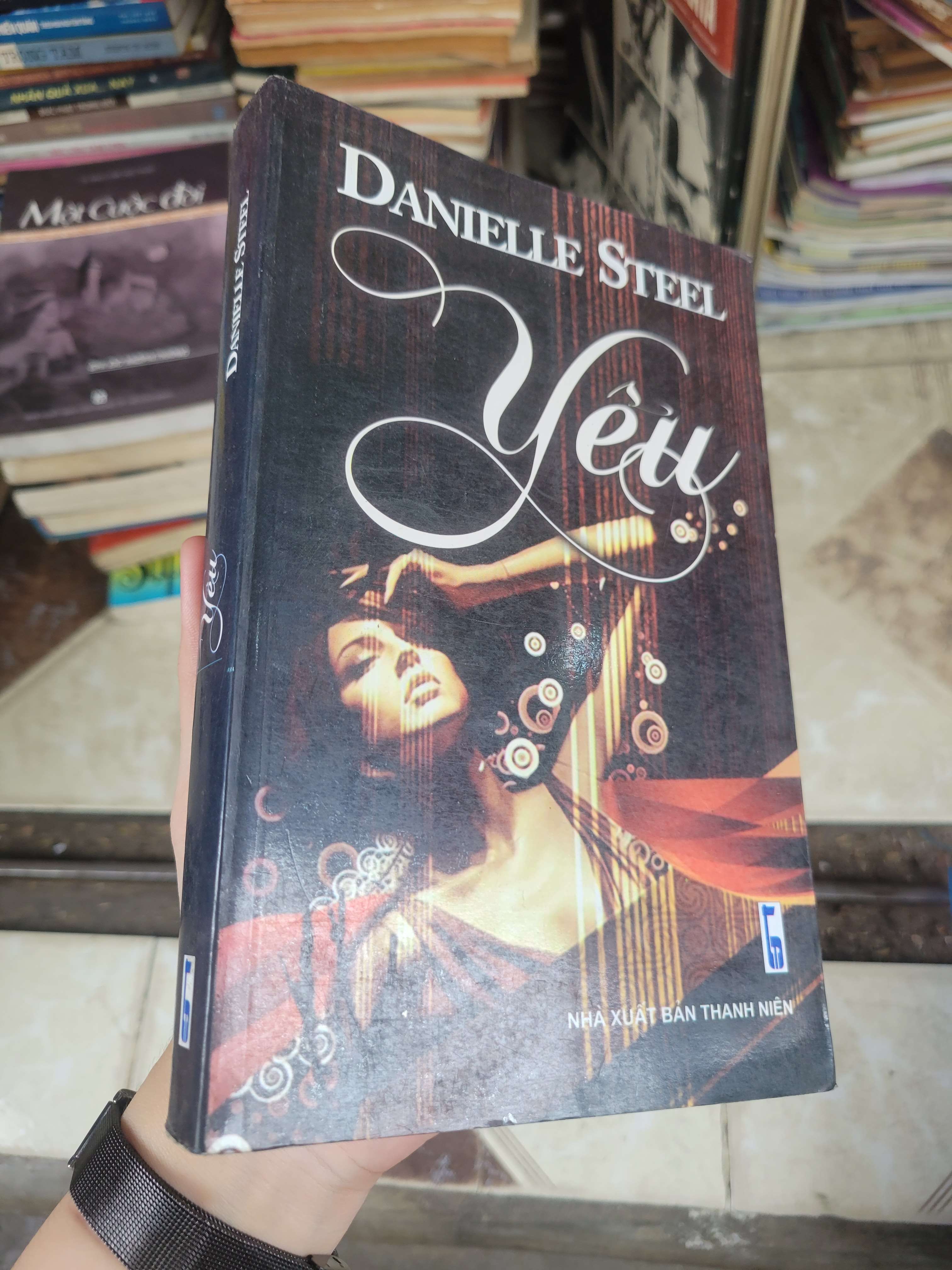 Yêu - Danielle Steel 2008 mới 80% ố, bẩn bìa (Sách văn học) BGB