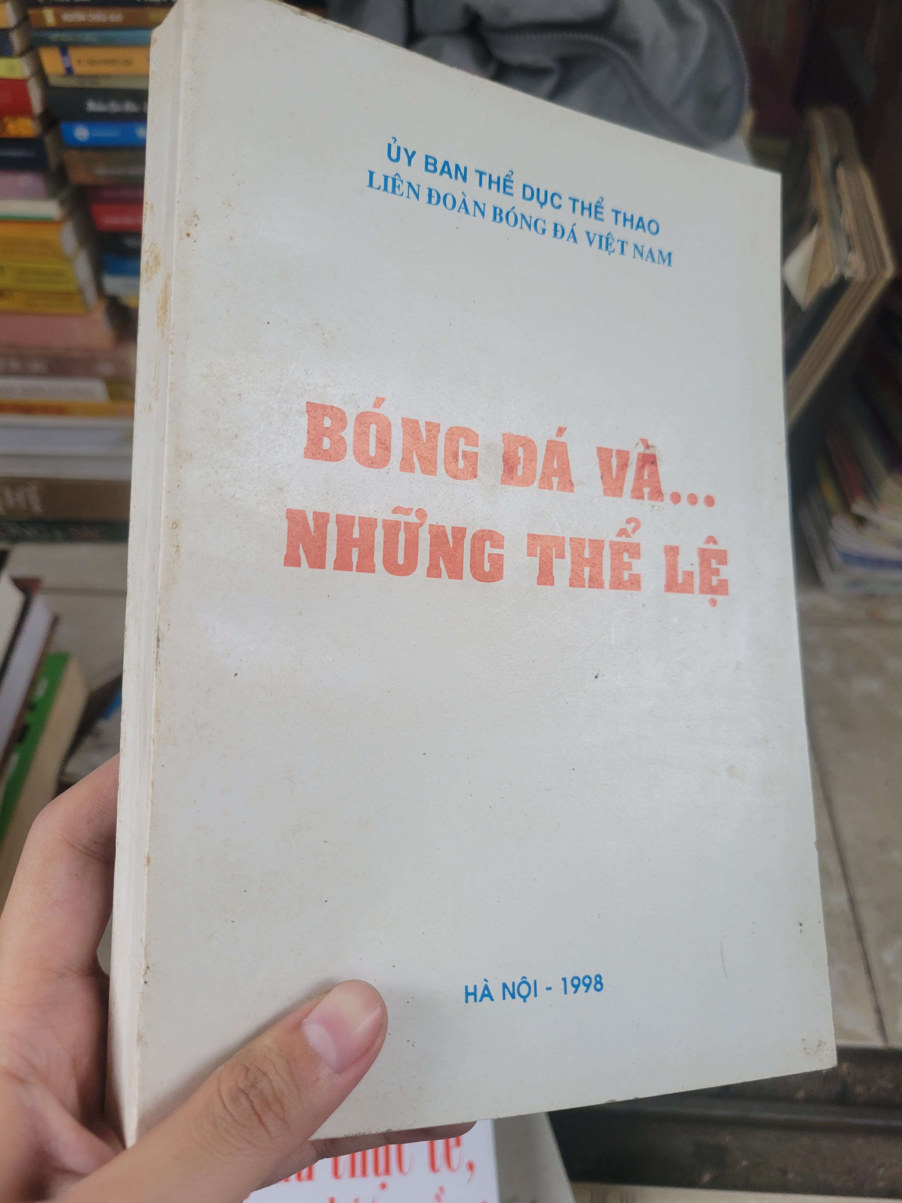 Bóng đá và... những thể lệ 1998 mới 80% ố, bẩn bìa (Sách kiến thức tổng hợp) BGB