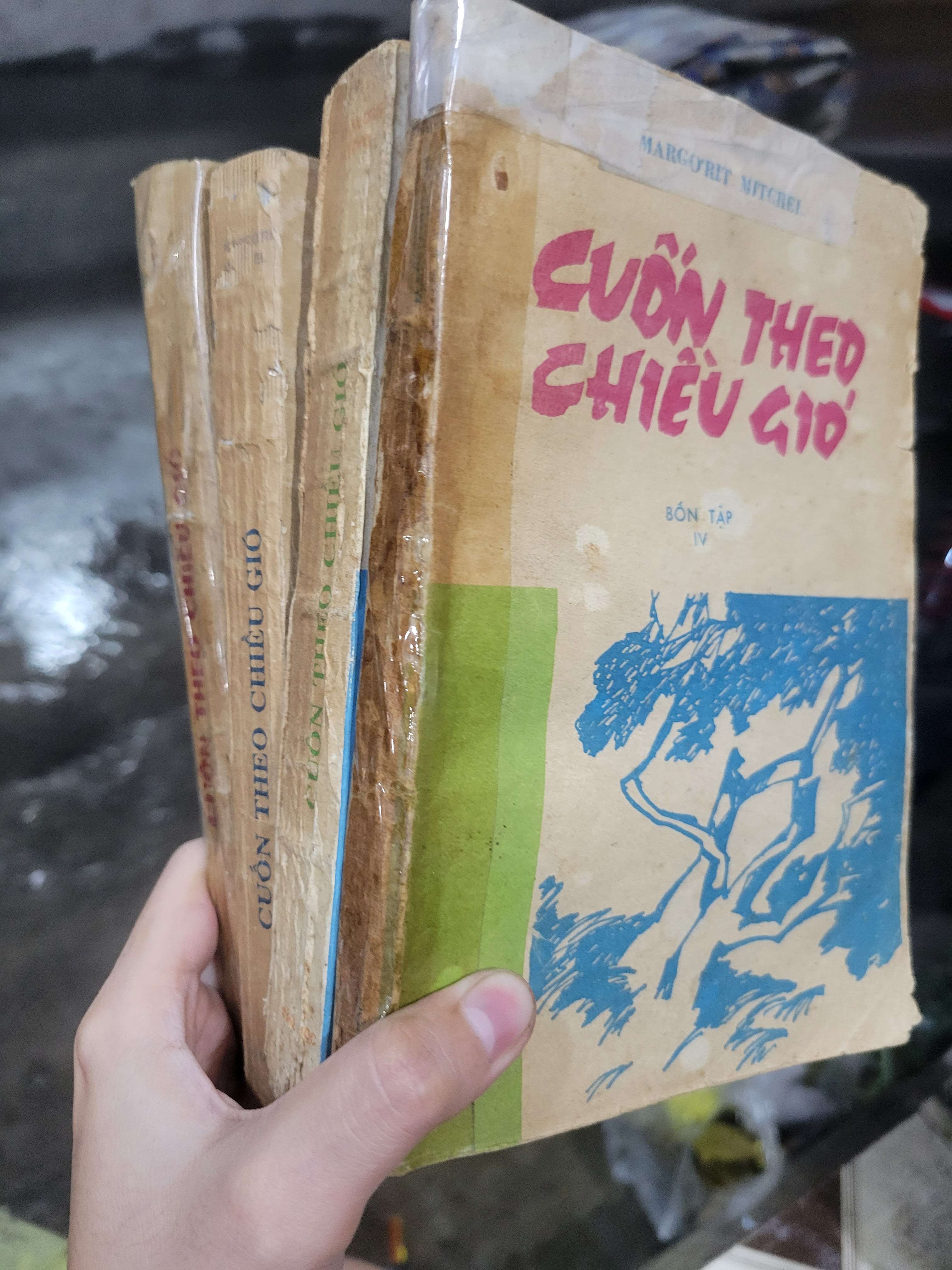 4 cuốn Cuốn theo chiều gió - Margaret Mitchell mới 70% ố, bẩn bìa (Sách văn học) BGB