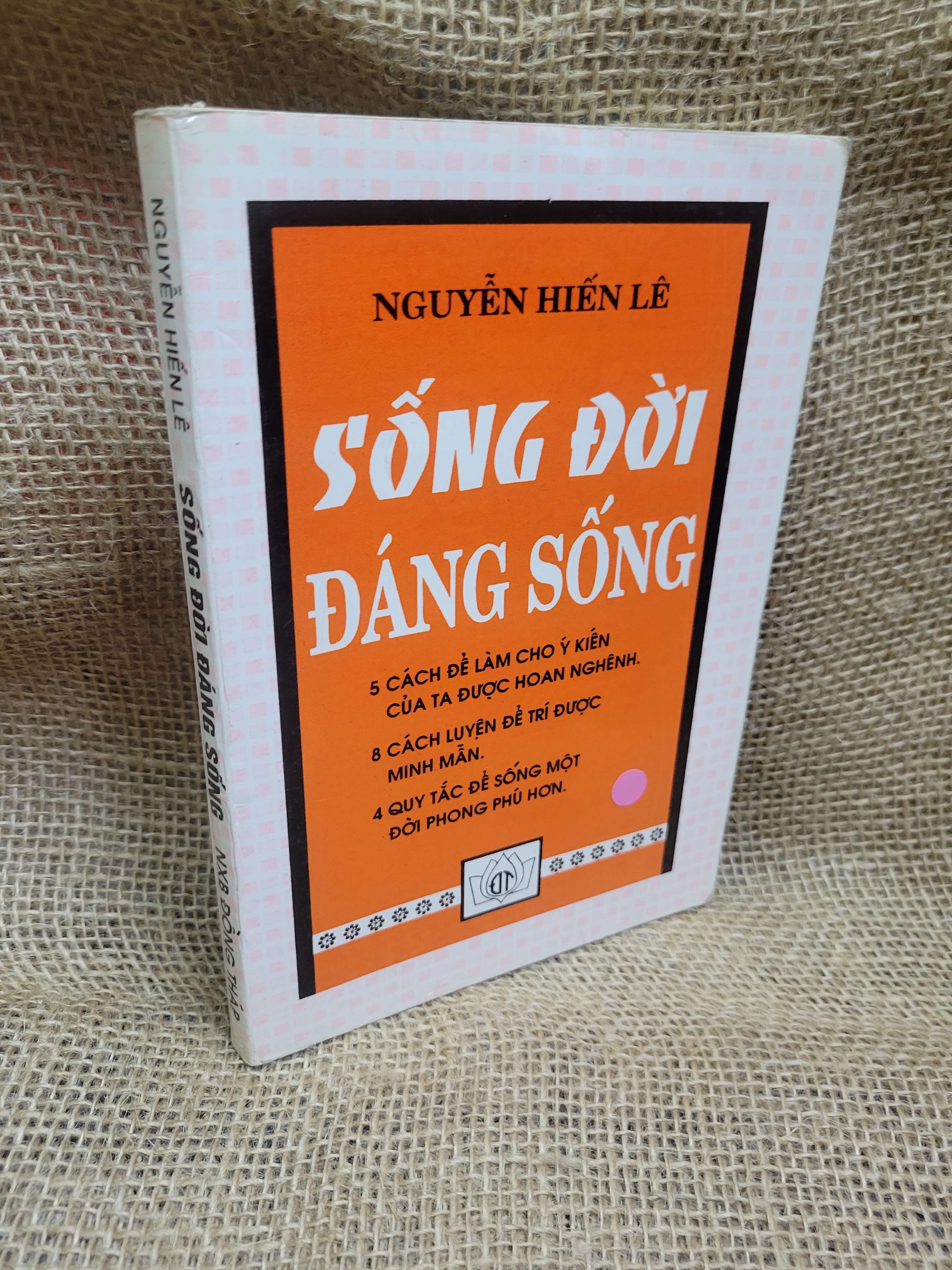 Sống đời đáng sống - Nguyễn Hiến Lê 1996 mới 70% bẩn bìa, ố, có chữ viết (Sách kỹ năng) HCM