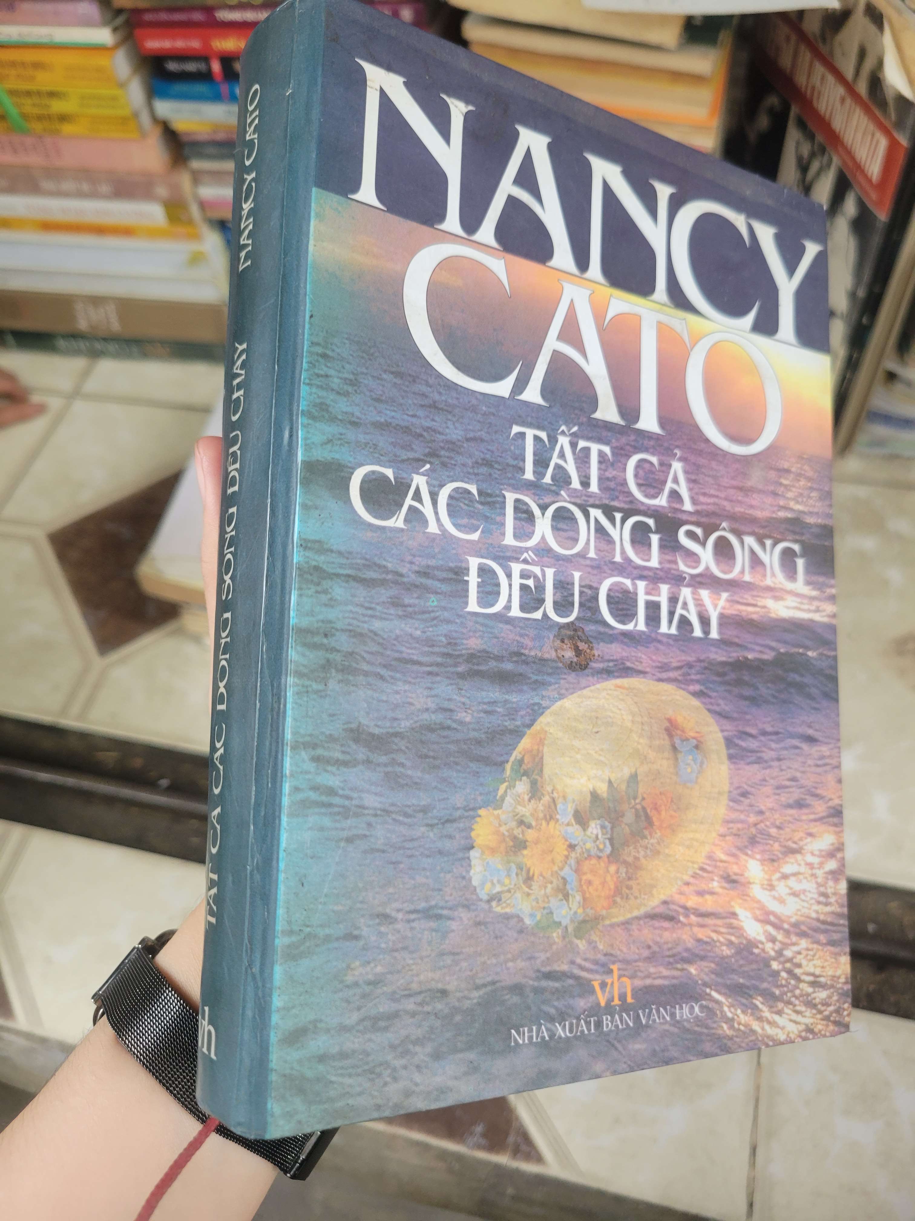 Tất cả những dòng sông đều chảy - Nancy Cato bìa cứng 2003 mới 80% ố, bẩn bìa (Sách văn học) BGB