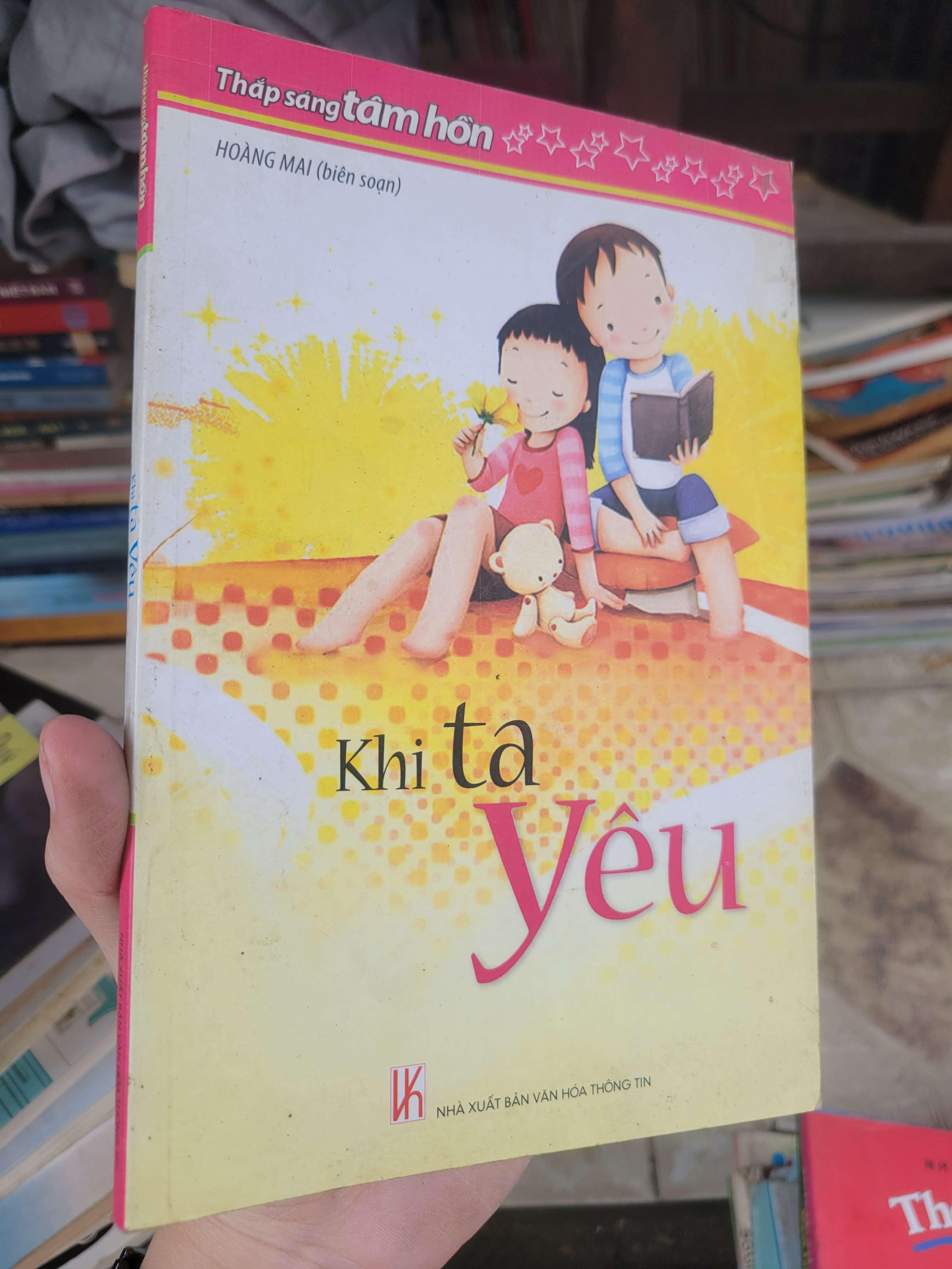 Khi ta yêu - Hoàng Mai 2009 mới 70% bẩn bìa, ố, có vệt nước (Sách văn học) BGB