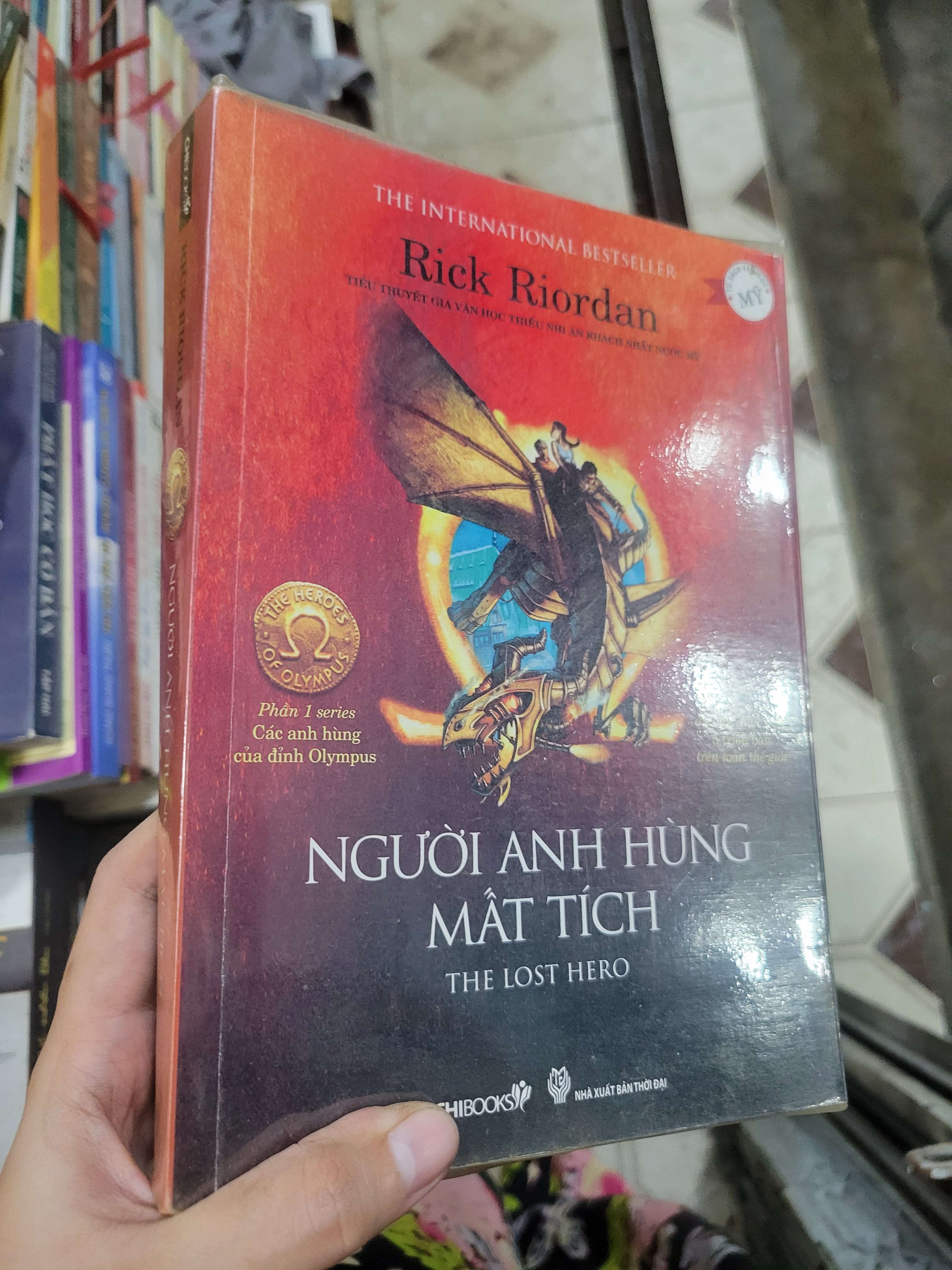 Người anh hùng mất tích - Rick Riordan 2012 mới 80% ố, bẩn bìa (Sách văn học) BGB
