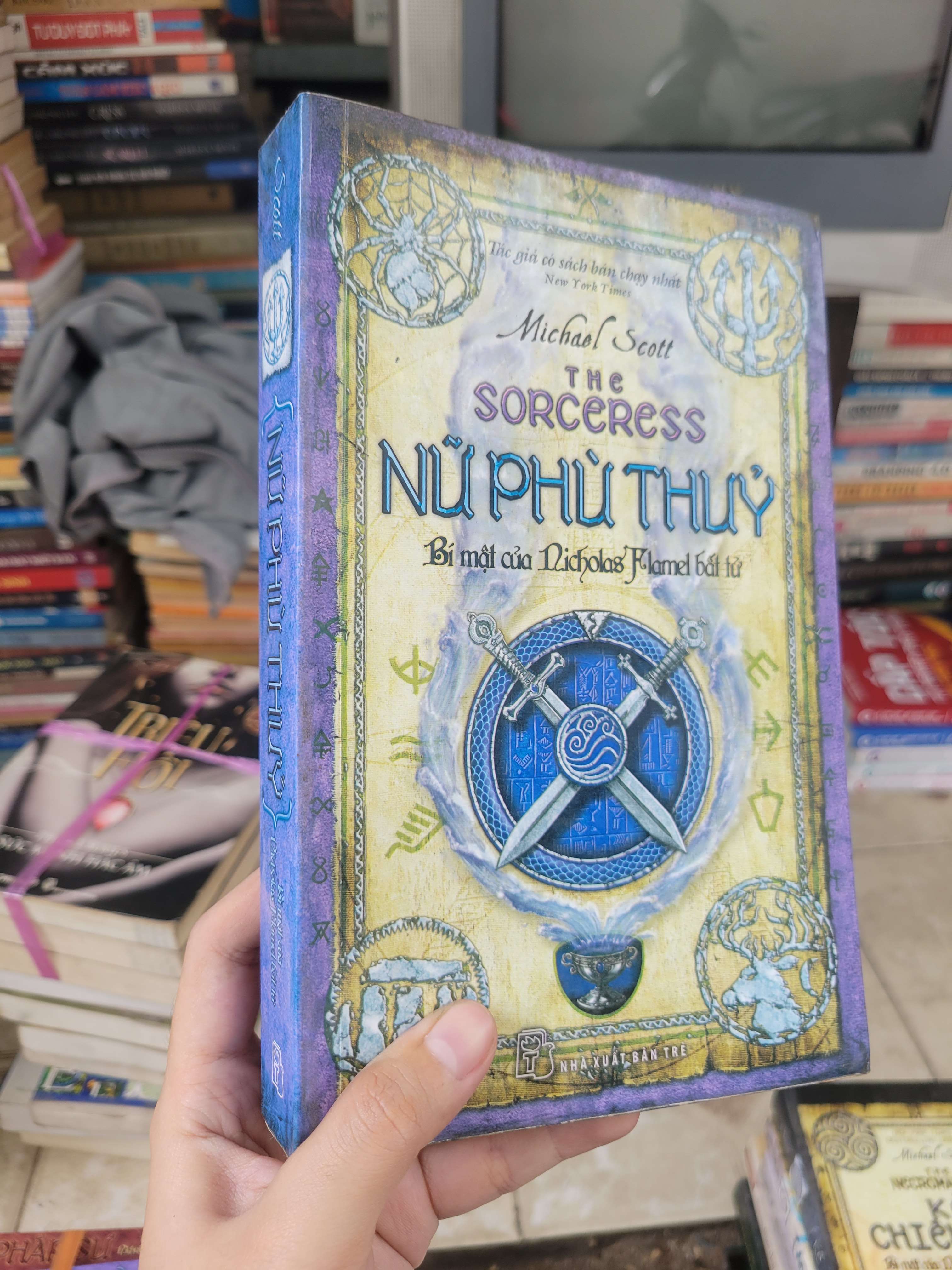 Nữ phù thủy Bí mật của Nicholas Flamel bất tử - Michael Scott 2014 mới 80% ố, bẩn bìa (Sách văn học) BGB