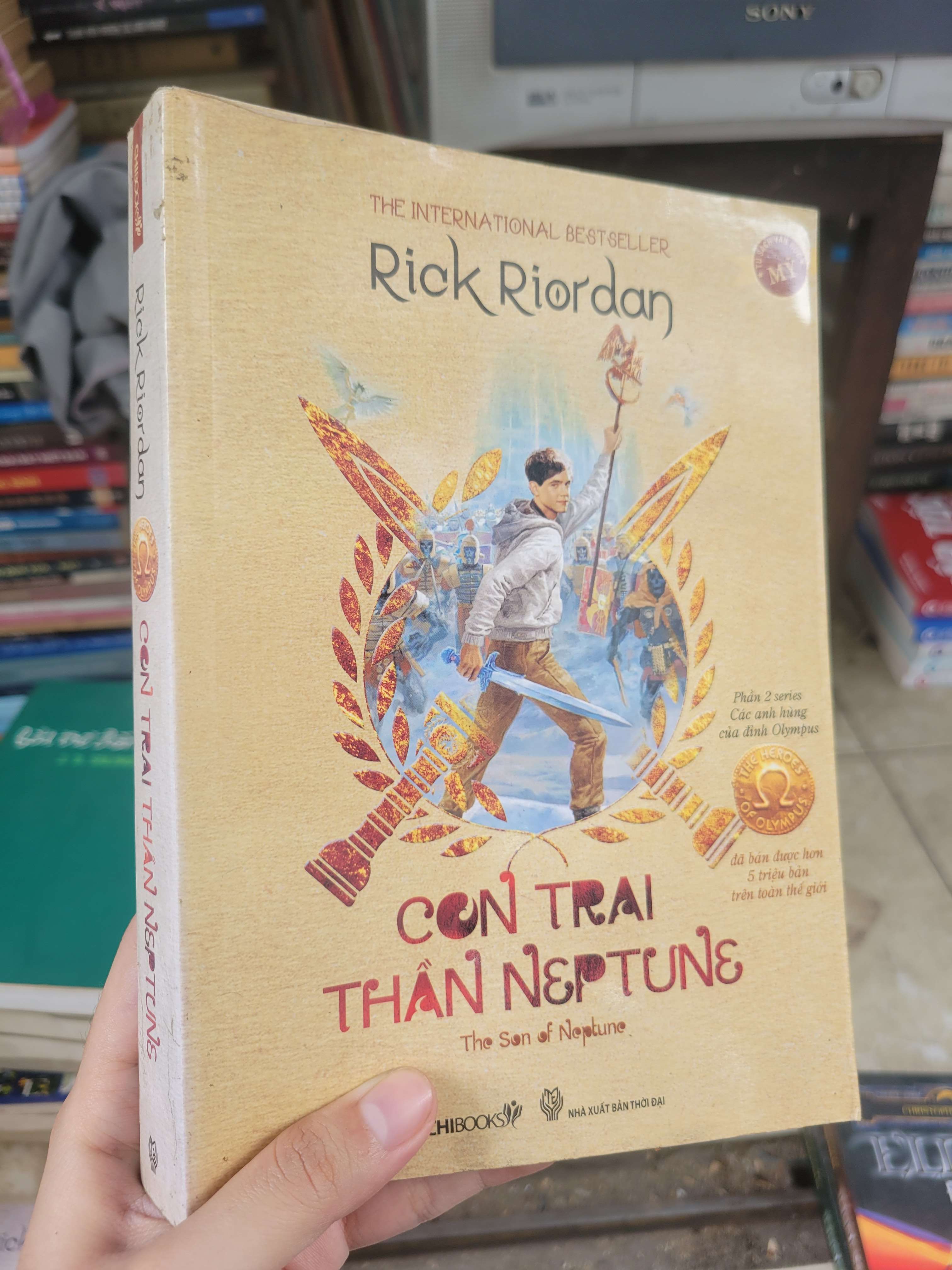 Con trai thần Neptune - Rick Riordan 2013 mới 80% ố, bẩn bìa (Sách văn học) BGB