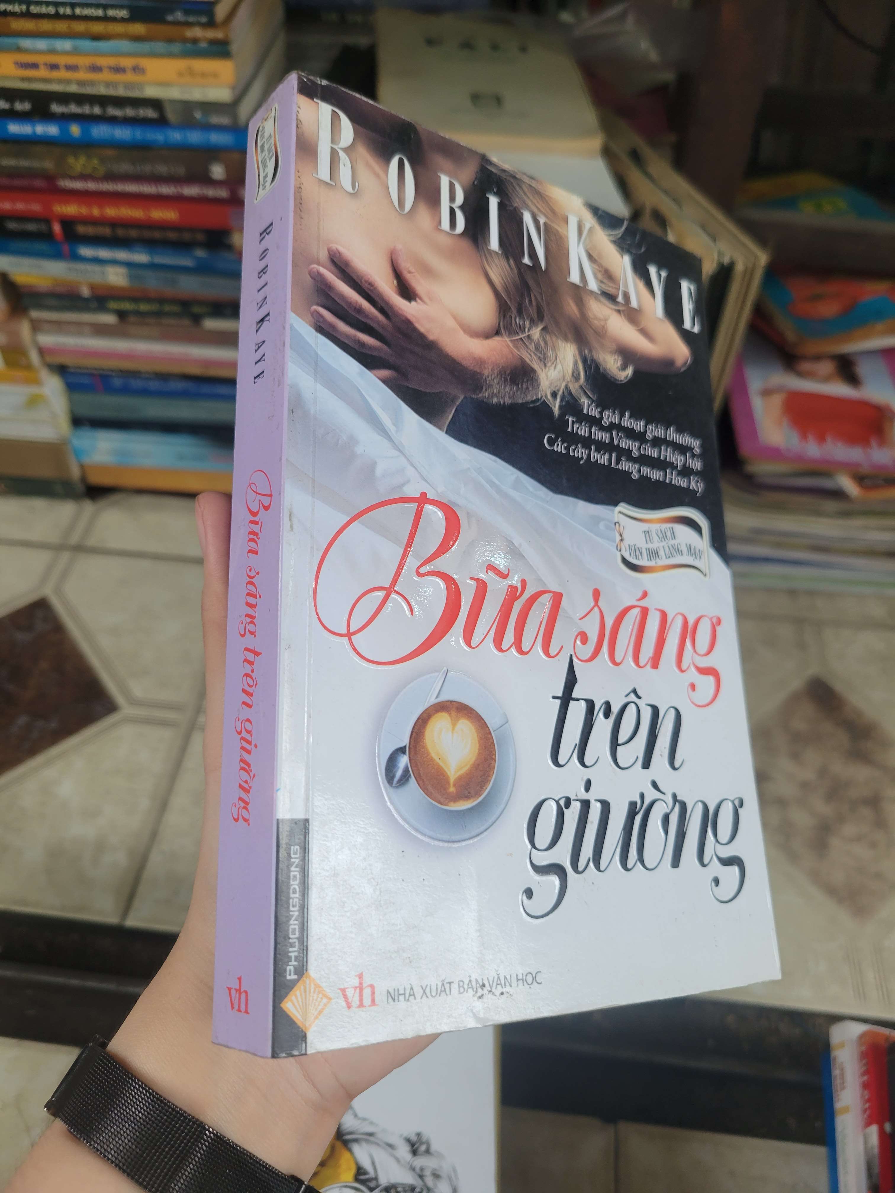 Bữa sáng trên giường - Robin Kaye 2012 mới 80% ố, bẩn bìa (Sách văn học) BGB
