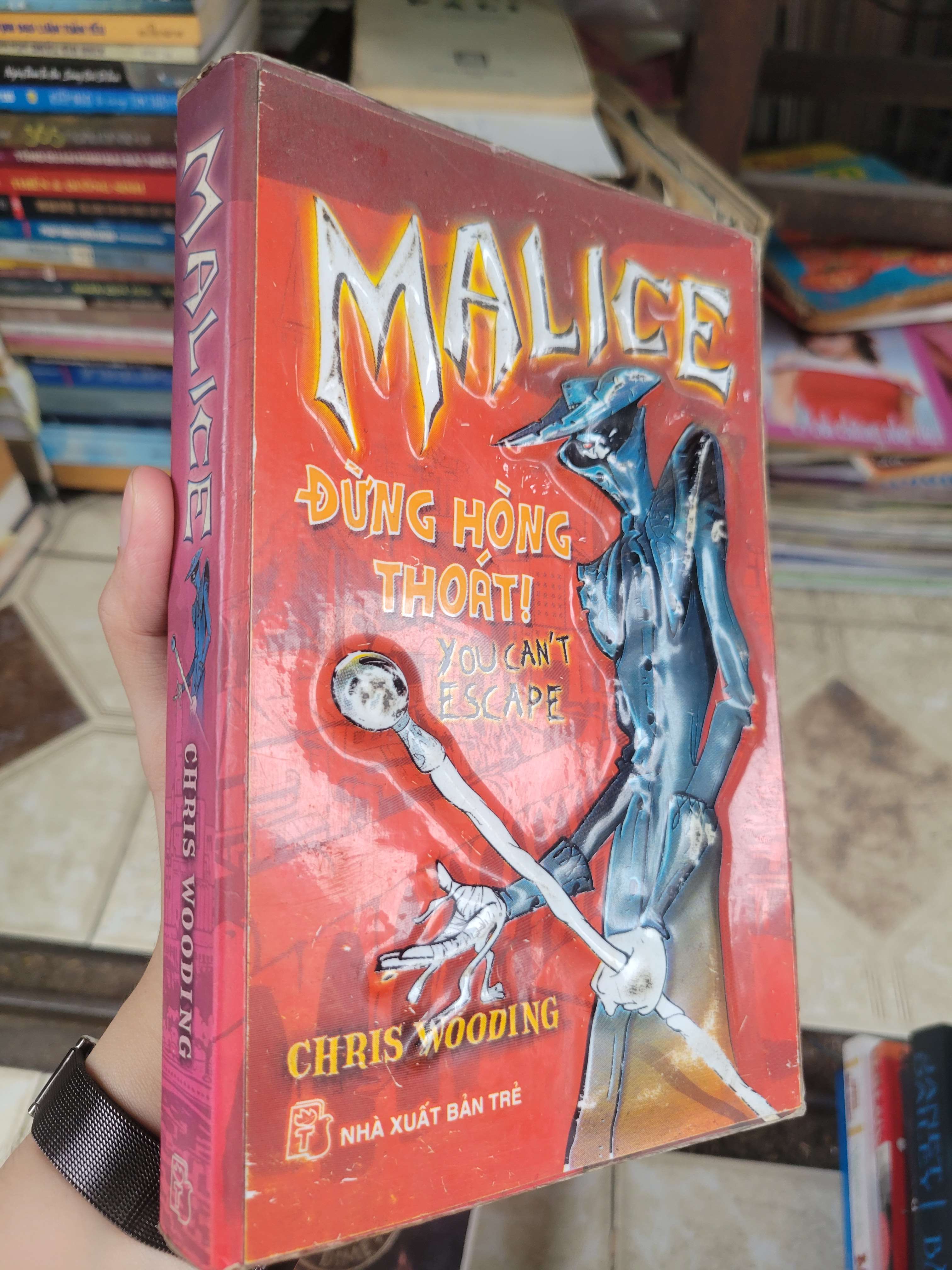 Malice Đừng hòng thoát! - Chris Wooding 2009 mới 80% ố, bẩn bìa (Sách văn học) BGB