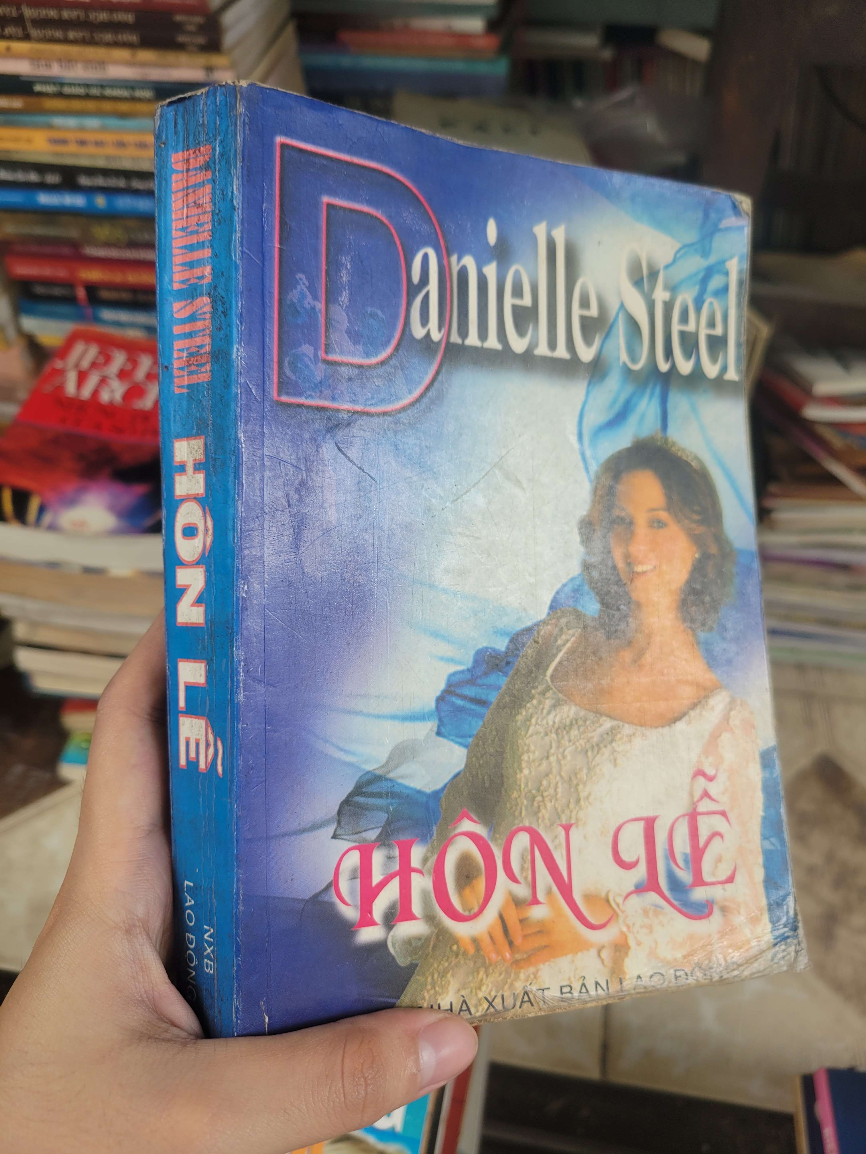 Hôn lễ - Danielle Steel 2002 mới 60% bẩn bìa, ố, có mộc, rách trang (Sách văn học) BGB