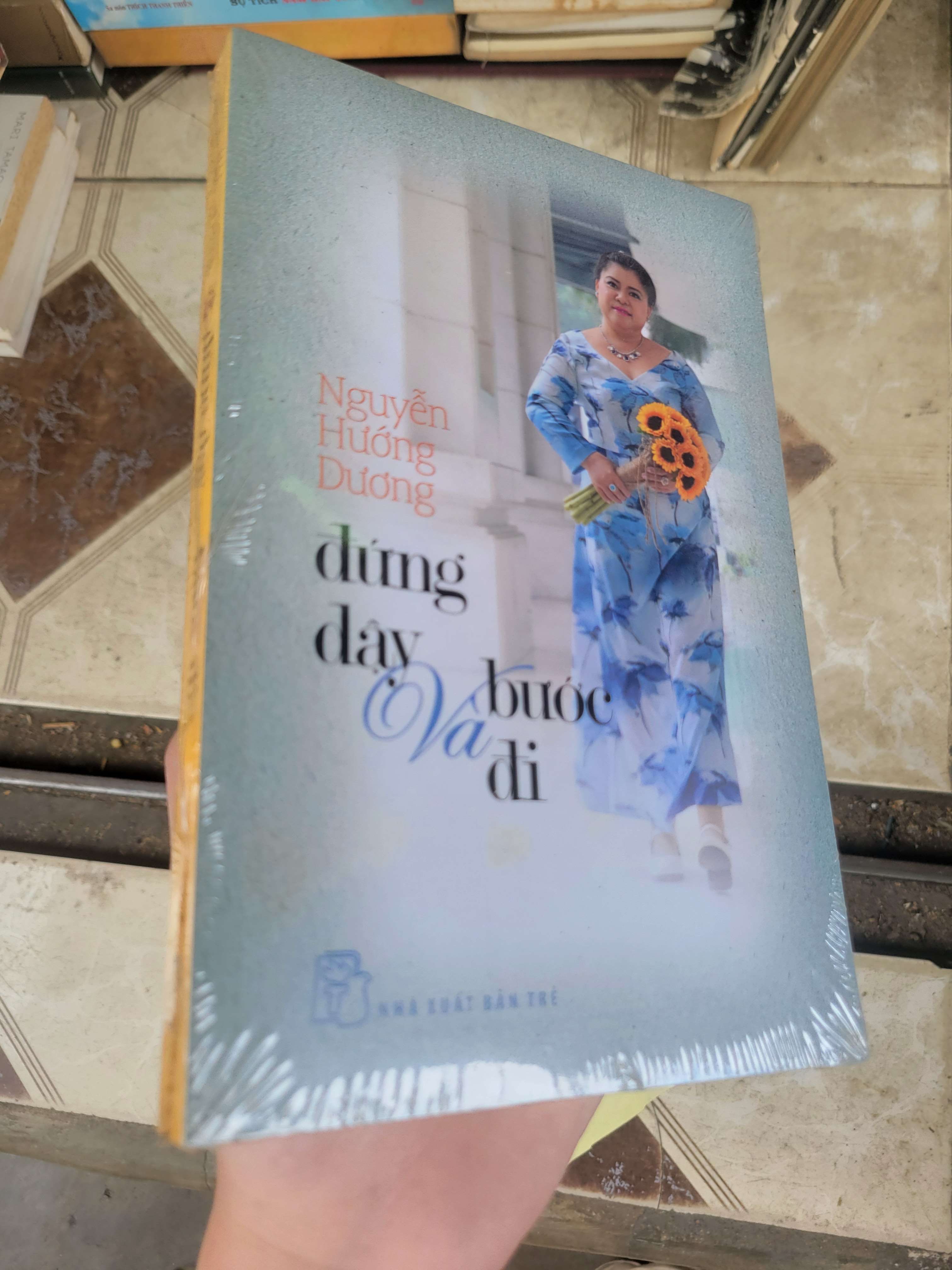 Đứng dậy và bước đi - Nguyễn Hướng Dương mới 90% ố, còn seal (Sách văn học) BGB
