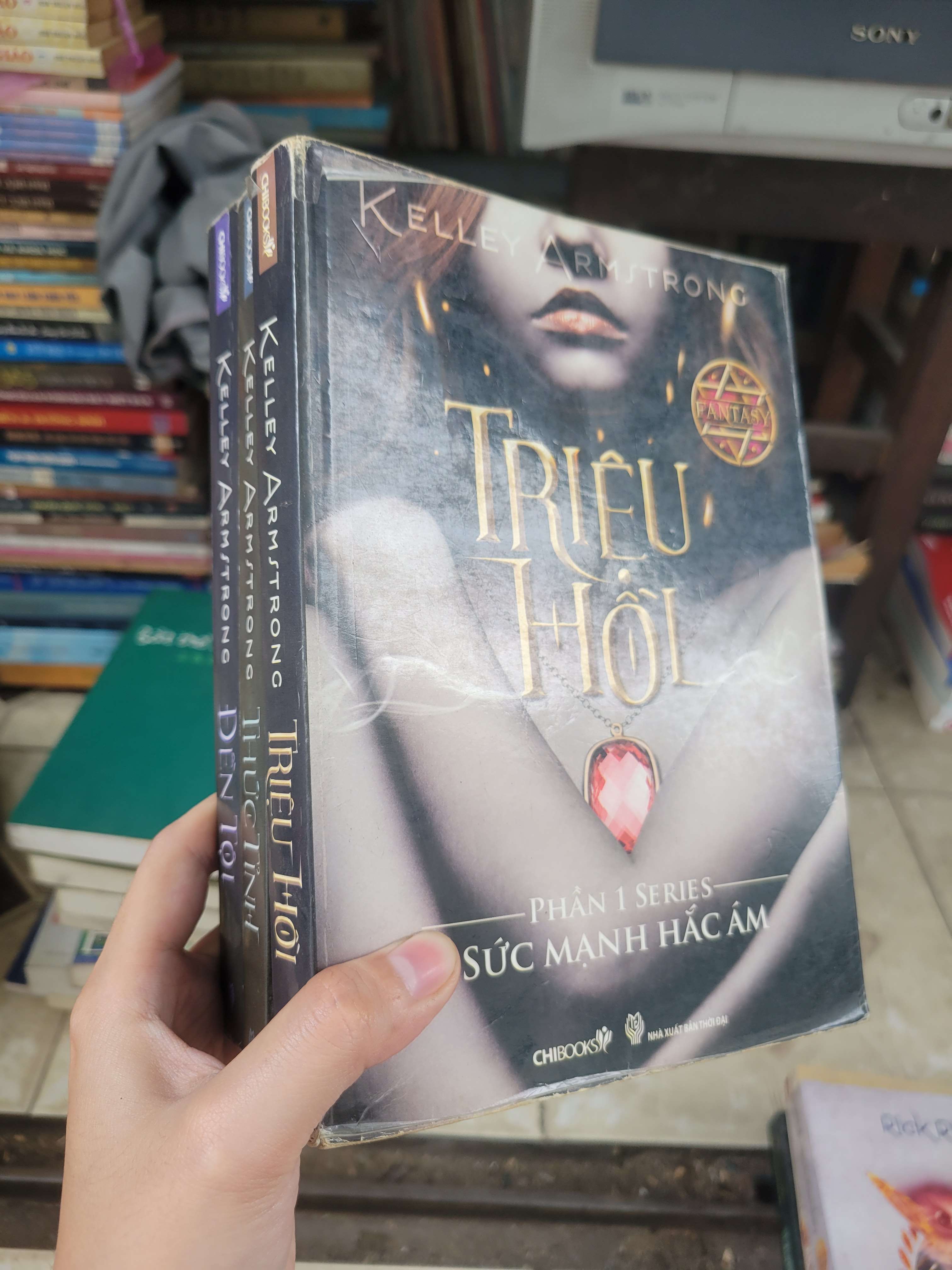 3 cuốn Sức mạnh hắc ám - Kelley Armstrong mới 70% ố, bẩn bìa, tróc gáy (Sách văn học) BGB