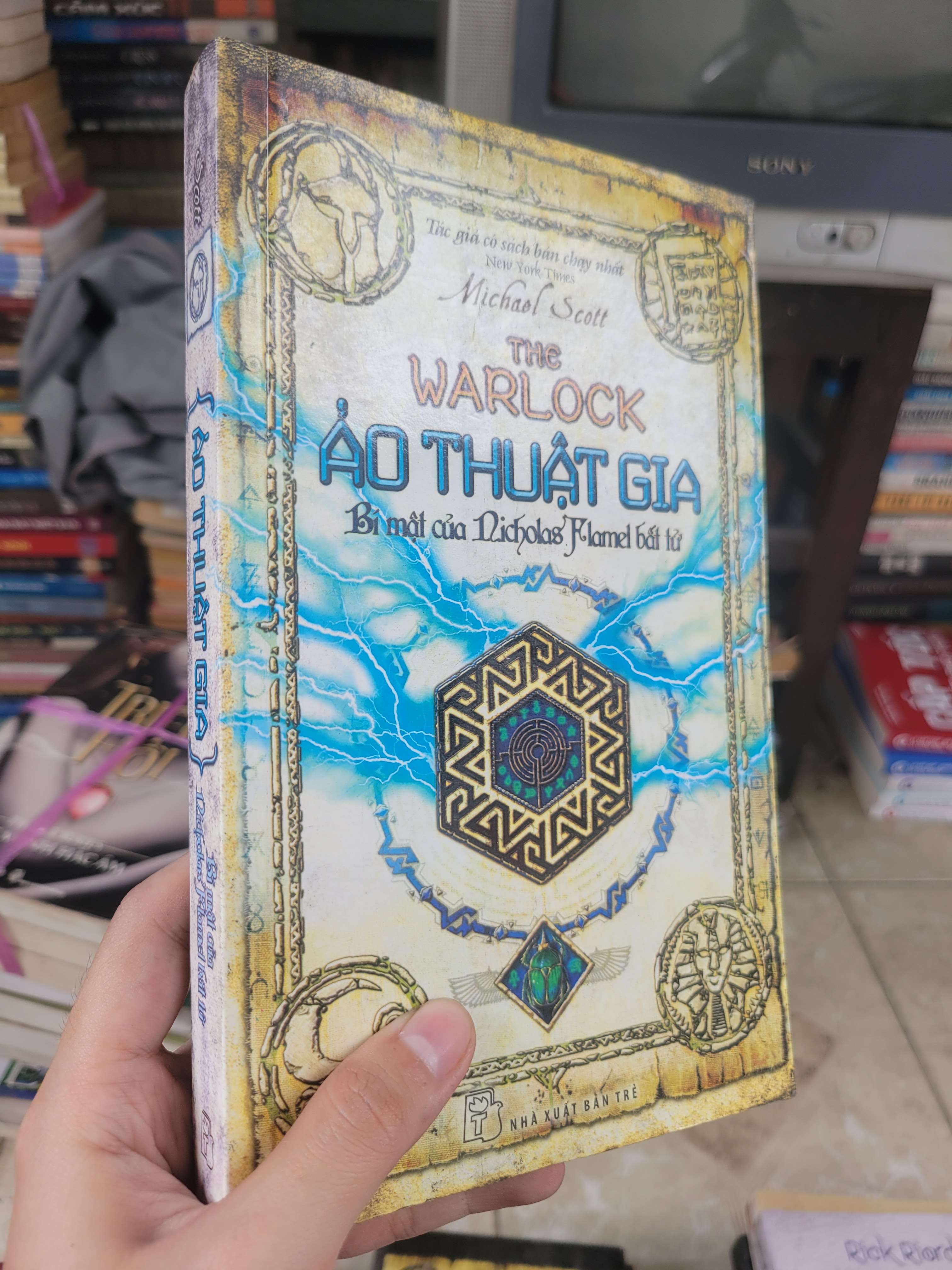 Ảo thuật gia Bí mật của Nicholas Flamel bất tử - Michael Scott 2013 mới 80% ố, bẩn bìa (Sách văn học) BGB