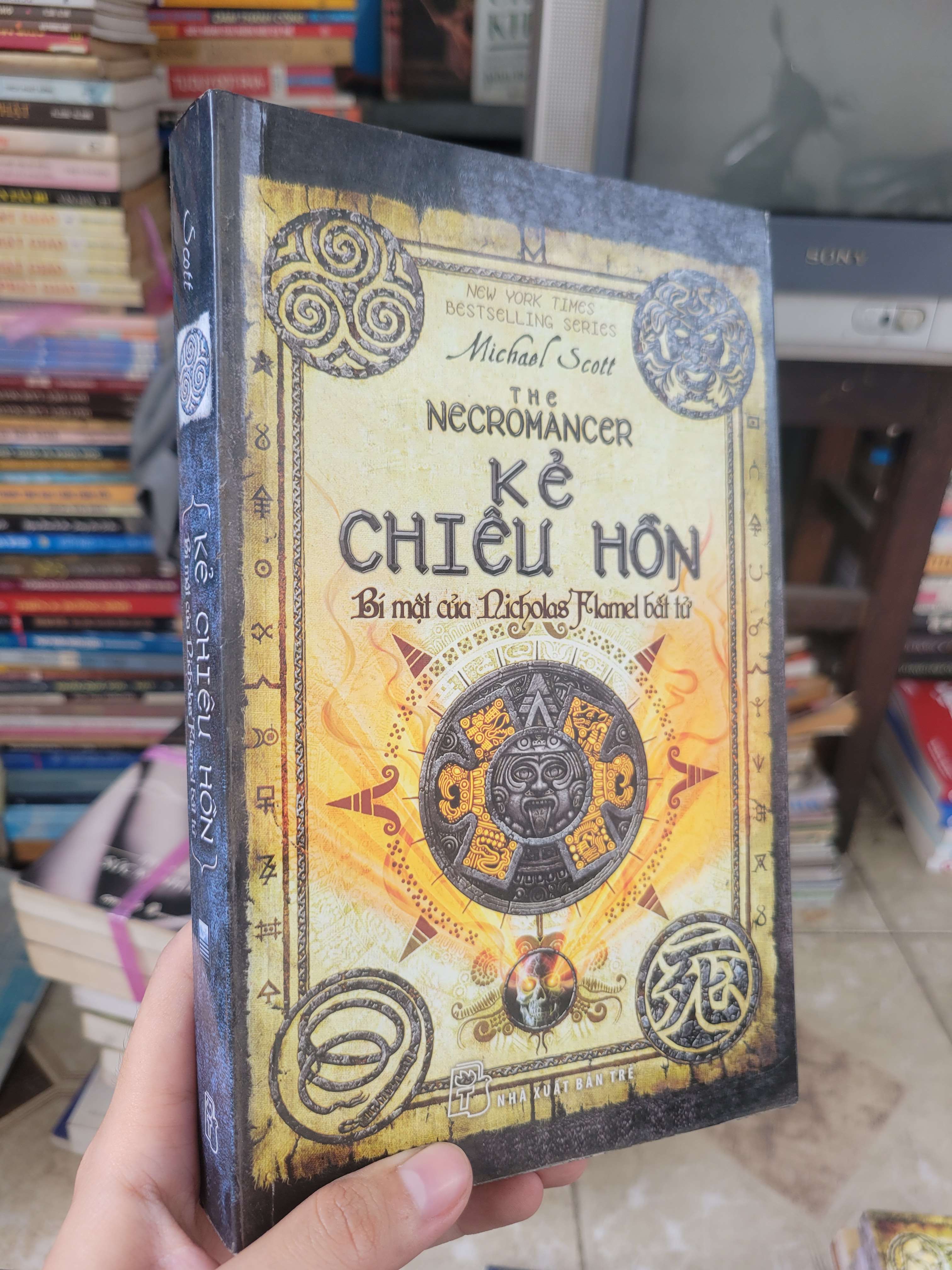 Kẻ chiêu hồn Bí mật của Nicholas Flamel bất tử - Michael Scott 2014 mới 80% ố, bẩn bìa (Sách văn học) BGB