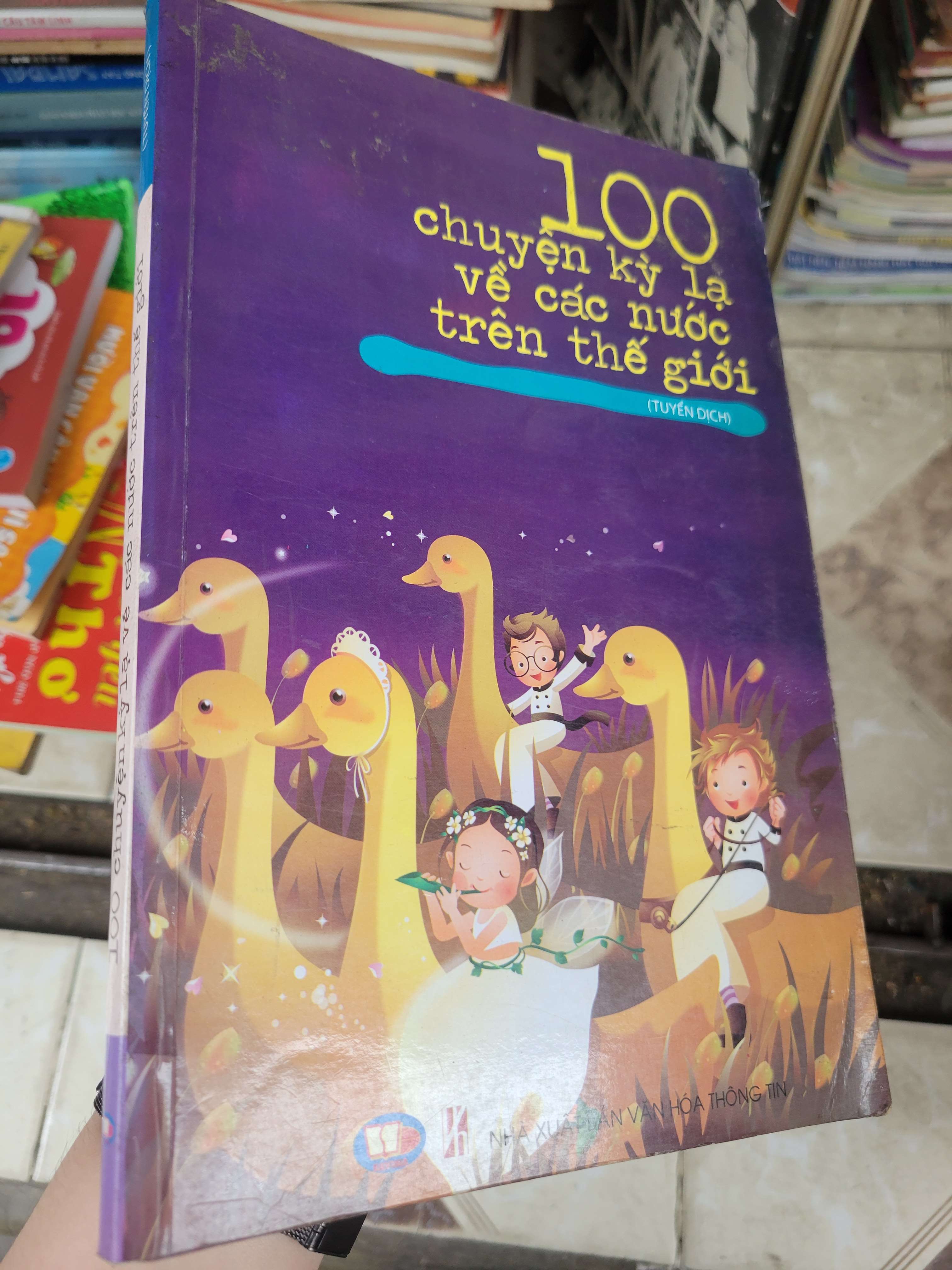 100 chuyện kỳ lạ về các nước trên thế giới - Quốc Vinh 2011 mới 80% ố, bẩn bìa (Sách văn học) BGB