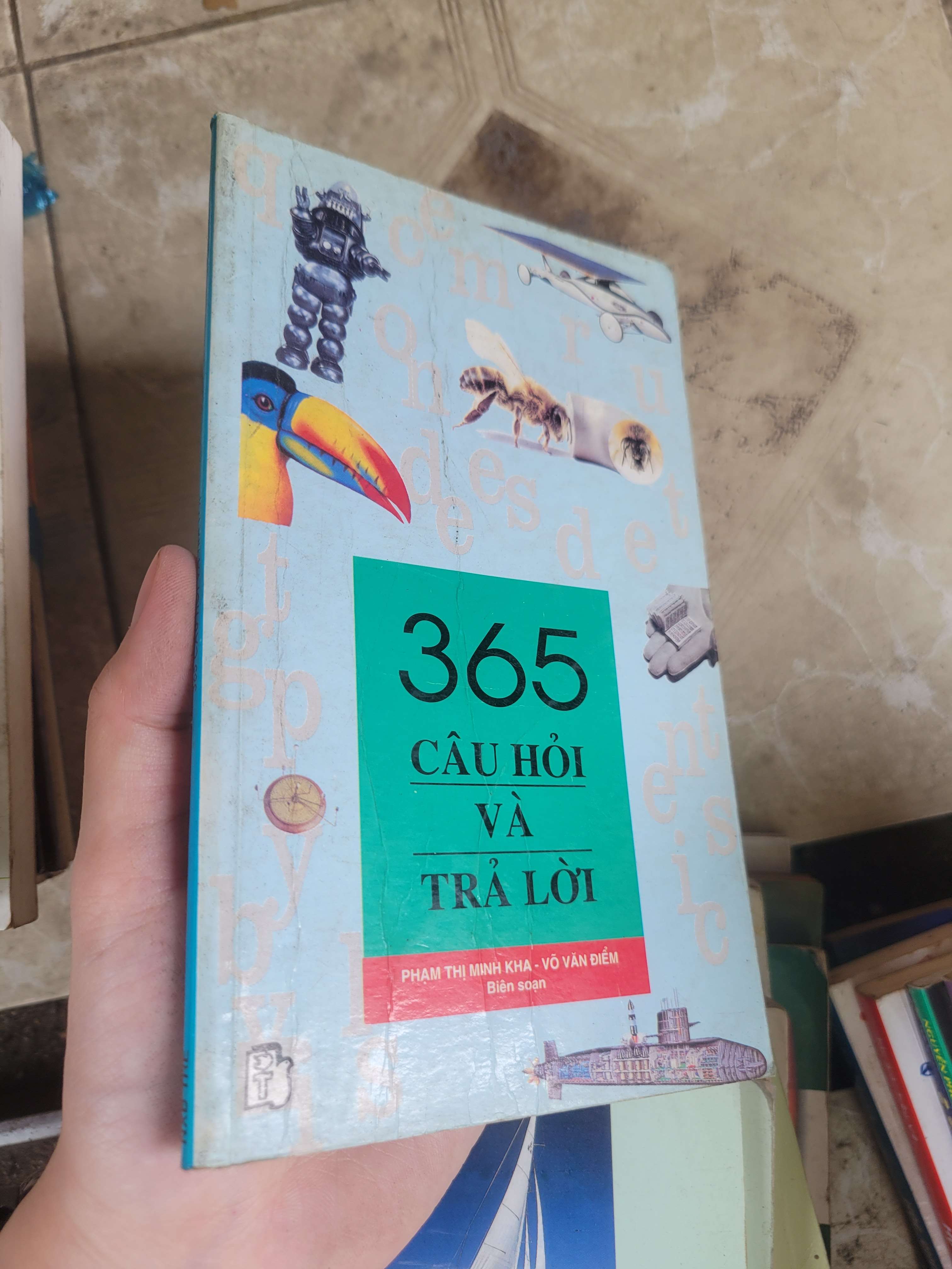 365 câu hỏi và trả lời - Võ Văn Điểm, Phạm Thị Minh Kha 1996 mới 60% bẩn bìa, ố, có vệt nước, bị ẩm, có chữ ký, có mộc (Sách kiến thức tổng hợp) BGB