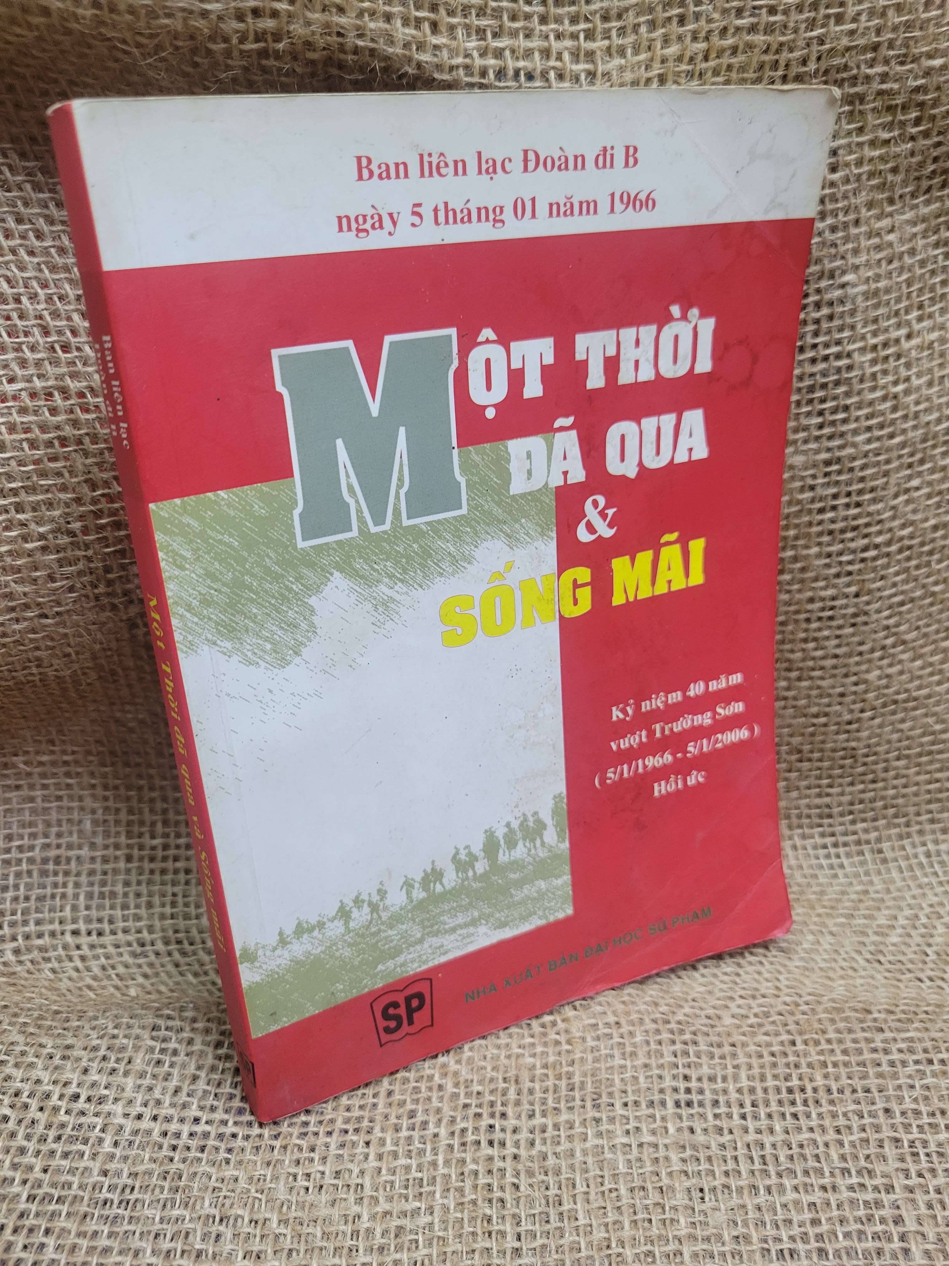 Một thời đã qua & sống mãi 2006 mới 70% bẩn bìa, ố, có mộc (Sách văn học) HCM