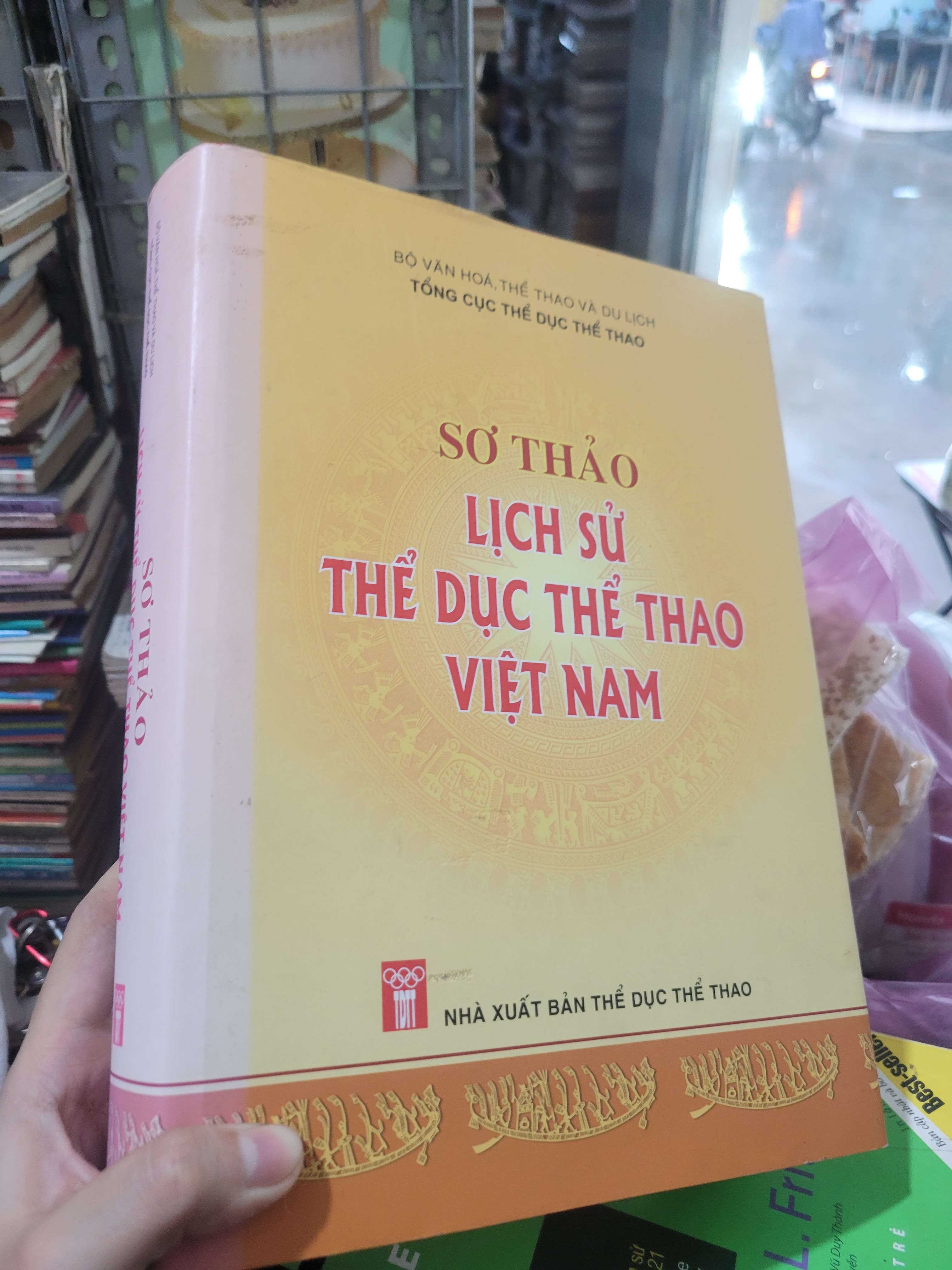Sơ thảo lịch sử thể dục thể thao Việt Nam bìa cứng 2012 mới 80% ố, bẩn bìa, có mộc (Lịch sử Việt Nam) BGB