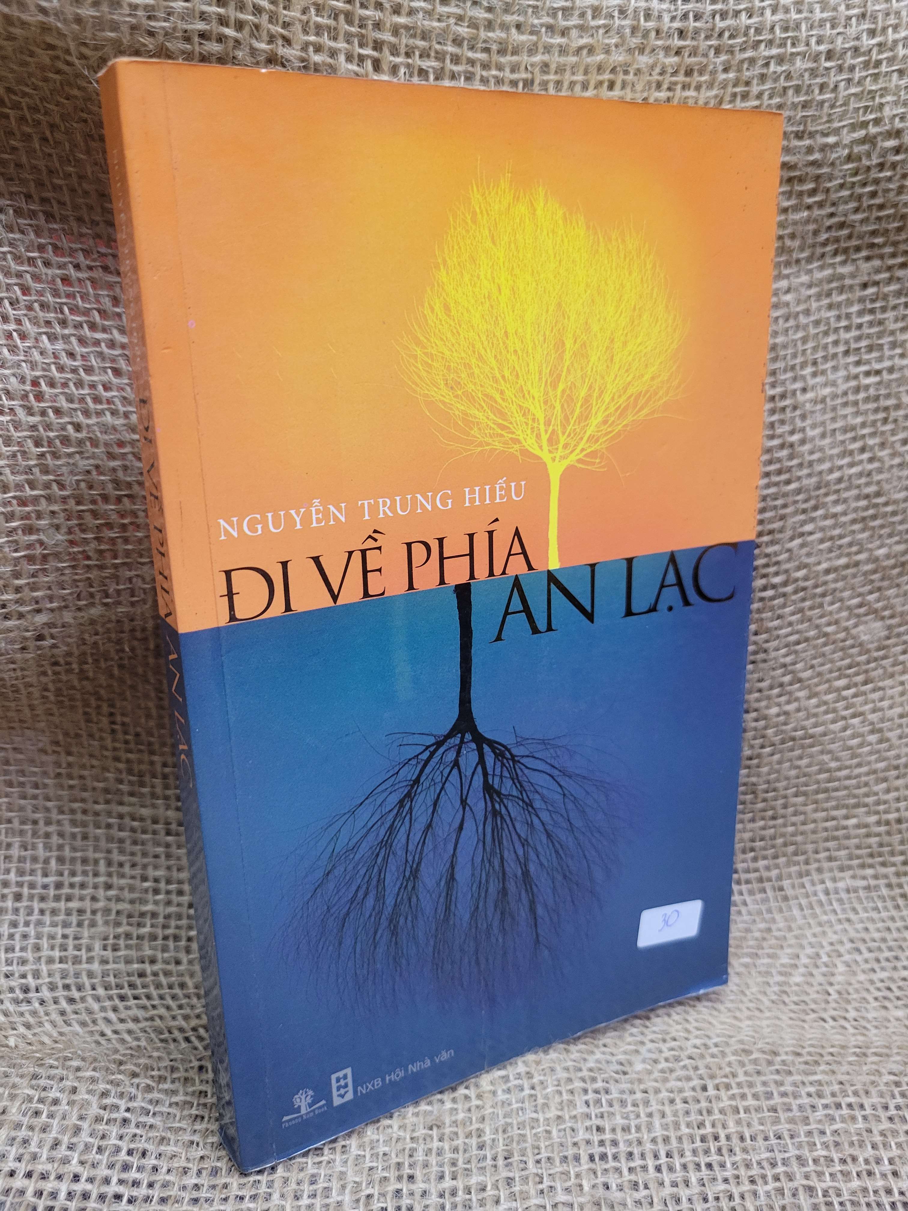 Đi về phía an lạc - Nguyễn Trung Hiếu 2011 mới 80% ố, bẩn bìa (Sách văn học) HCM