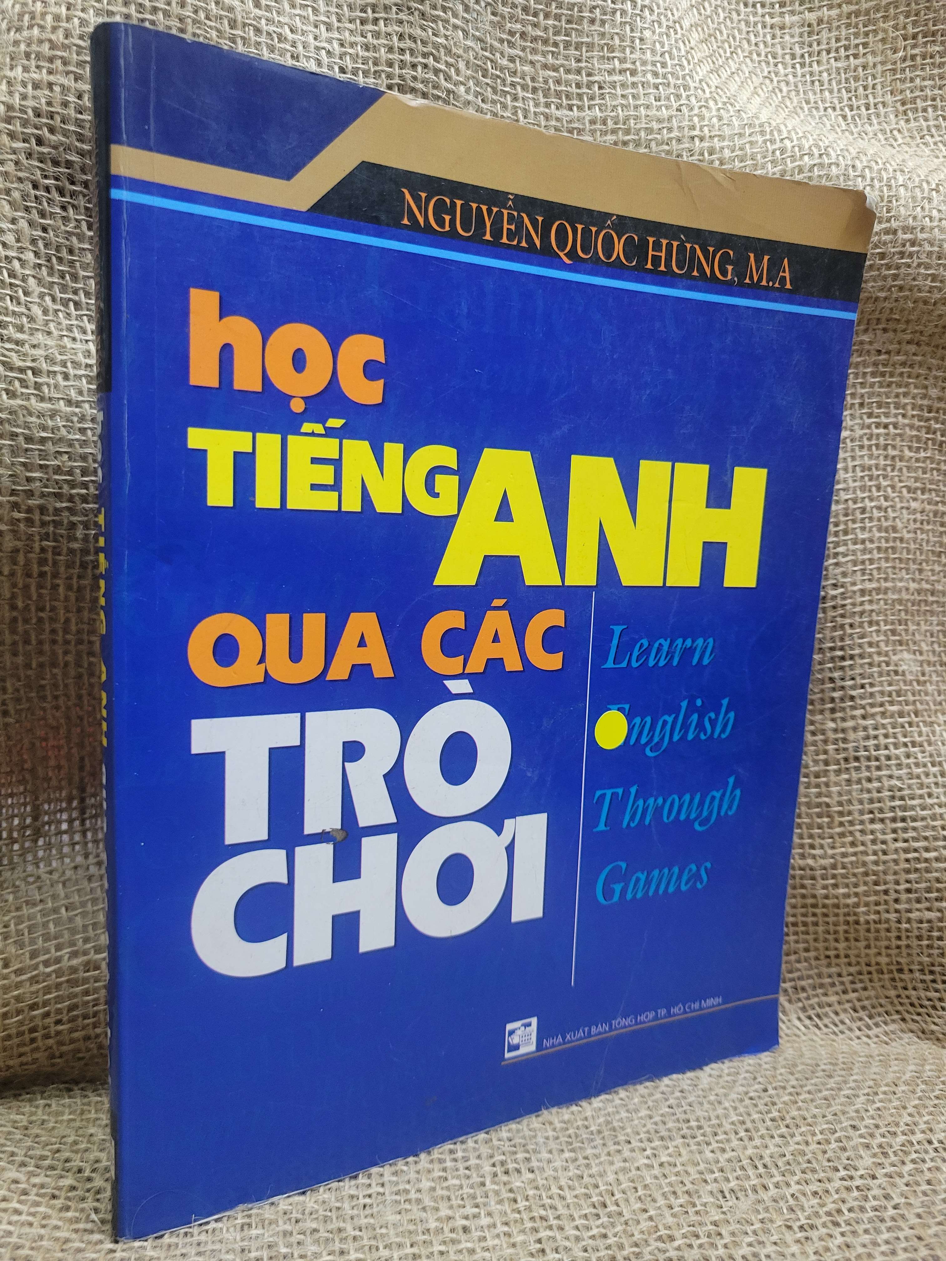 Học tiếng Anh qua các trò chơi - Nguyễn Quốc Hùng, M.A 2005 mới 80% ố, bẩn bìa (Sách tự học tiếng Anh) HCM