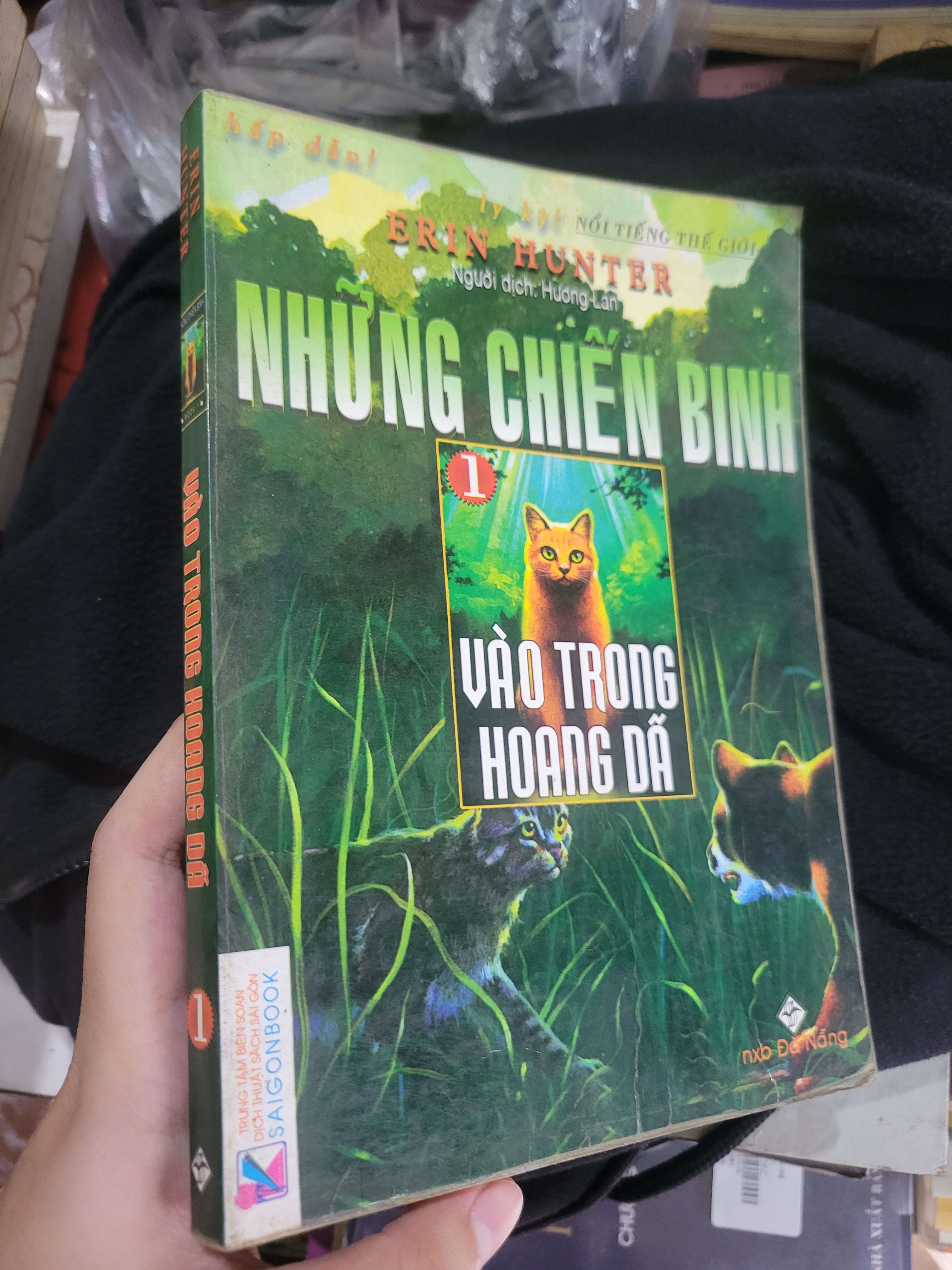 Những chiến binh vào trong hoang dã tập 1 - Erin Hunter 2006 mới 80% ố, bẩn bìa, tróc gáy (Sách văn học) BGB
