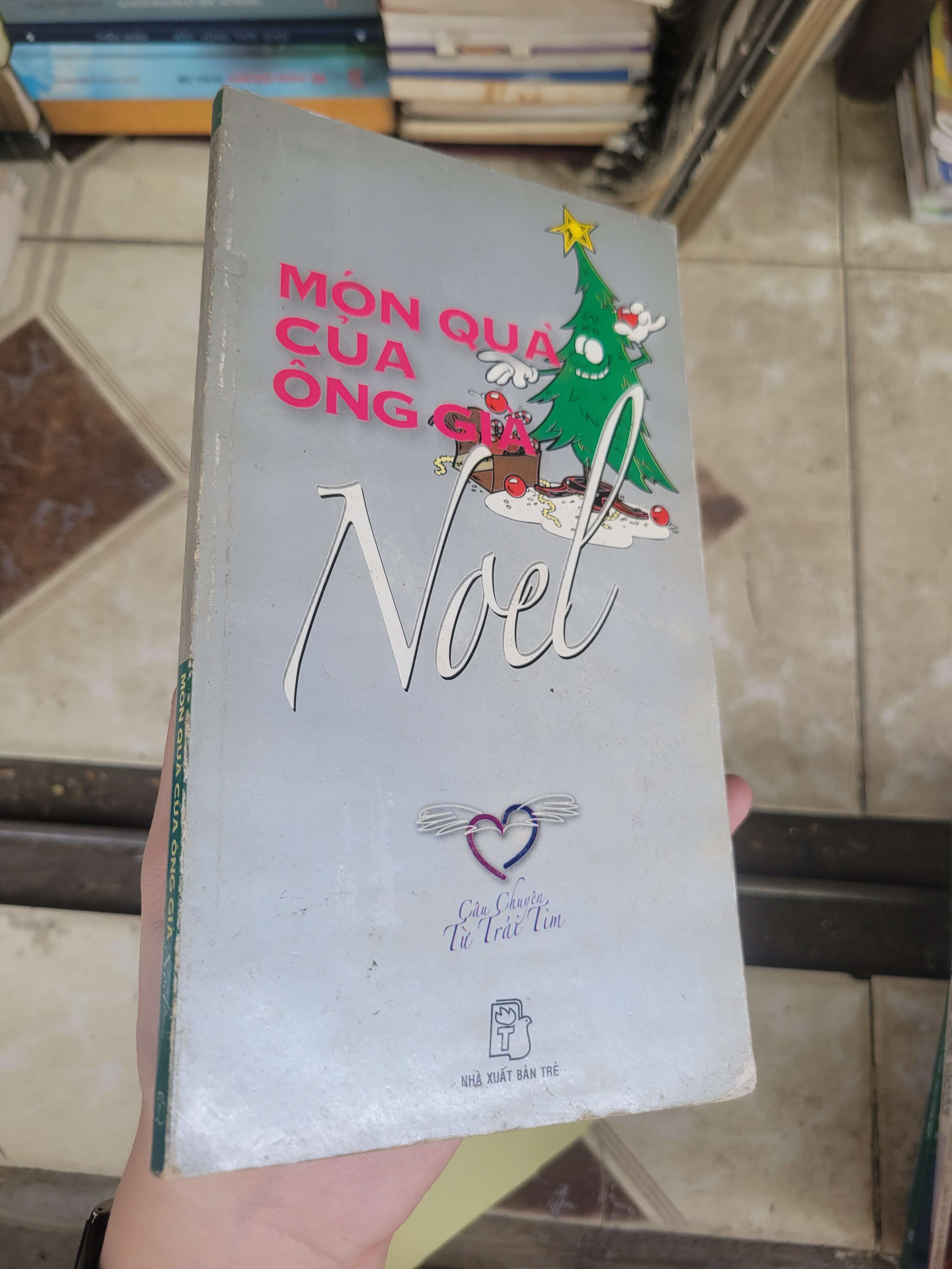 Món quà của Ông già Noel - Nhiều tác giả 2004 mới 70% bẩn bìa, ố, có chữ viết (Sách văn học) BGB