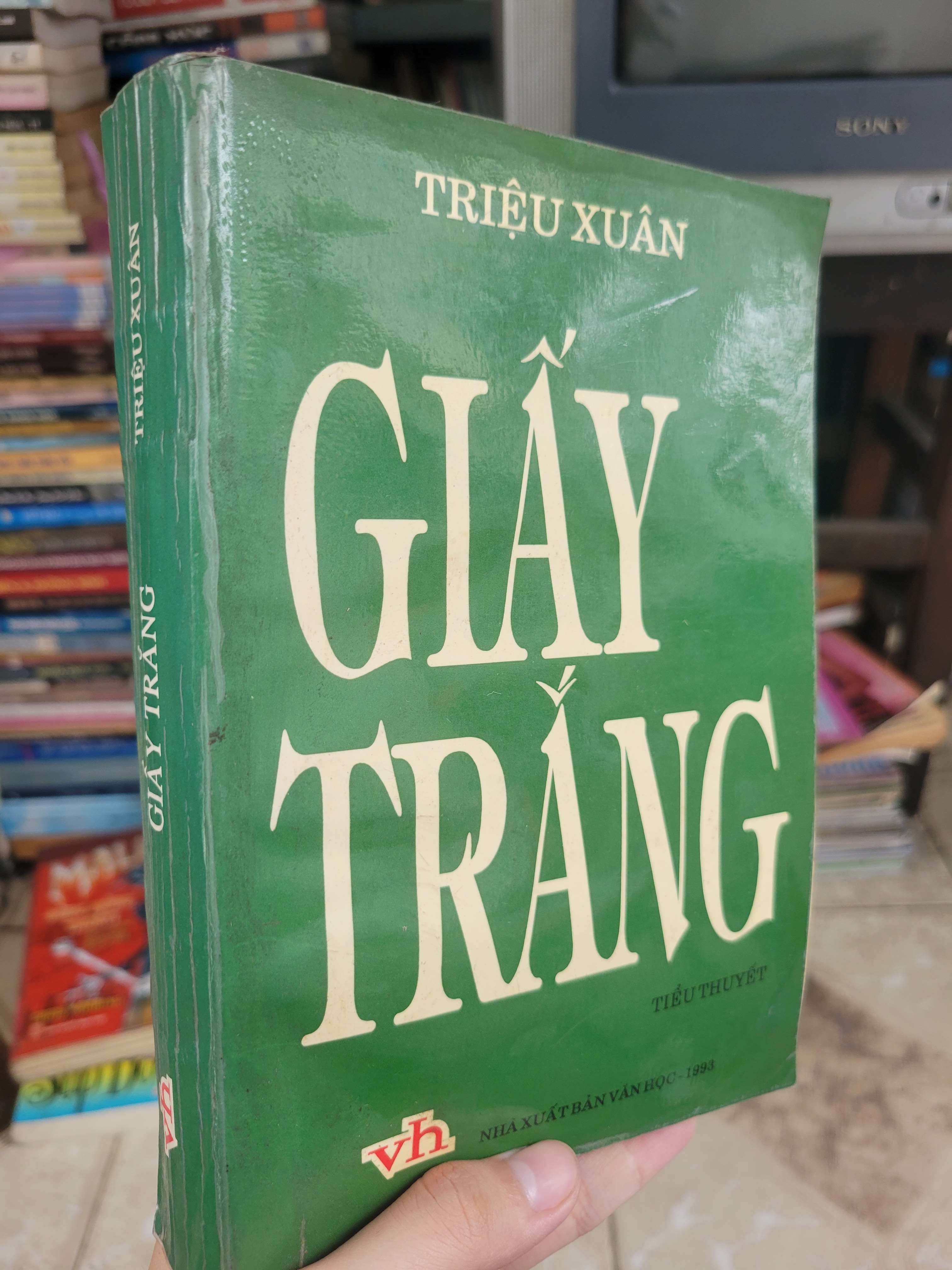 Giấy trắng - Triệu Xuân 1993 mới 70% ố, bẩn bìa, có chữ viết (Sách văn học) BGB