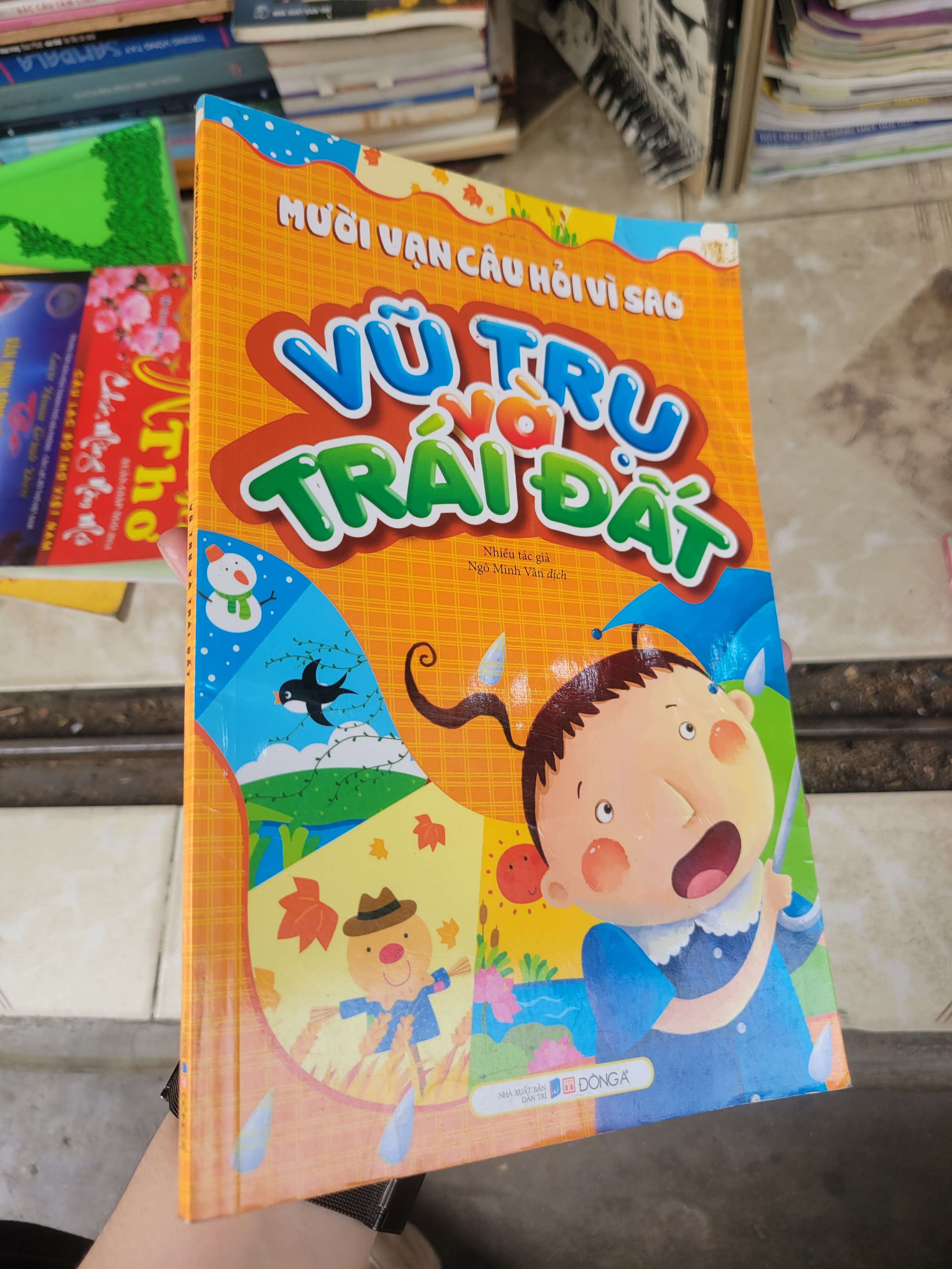 Mười vạn câu hỏi vì sao Vũ trụ và trái đất - Nhiều tác giả sách màu 2016 mới 80% ố, bẩn bìa (Sách thiếu nhi) BGB