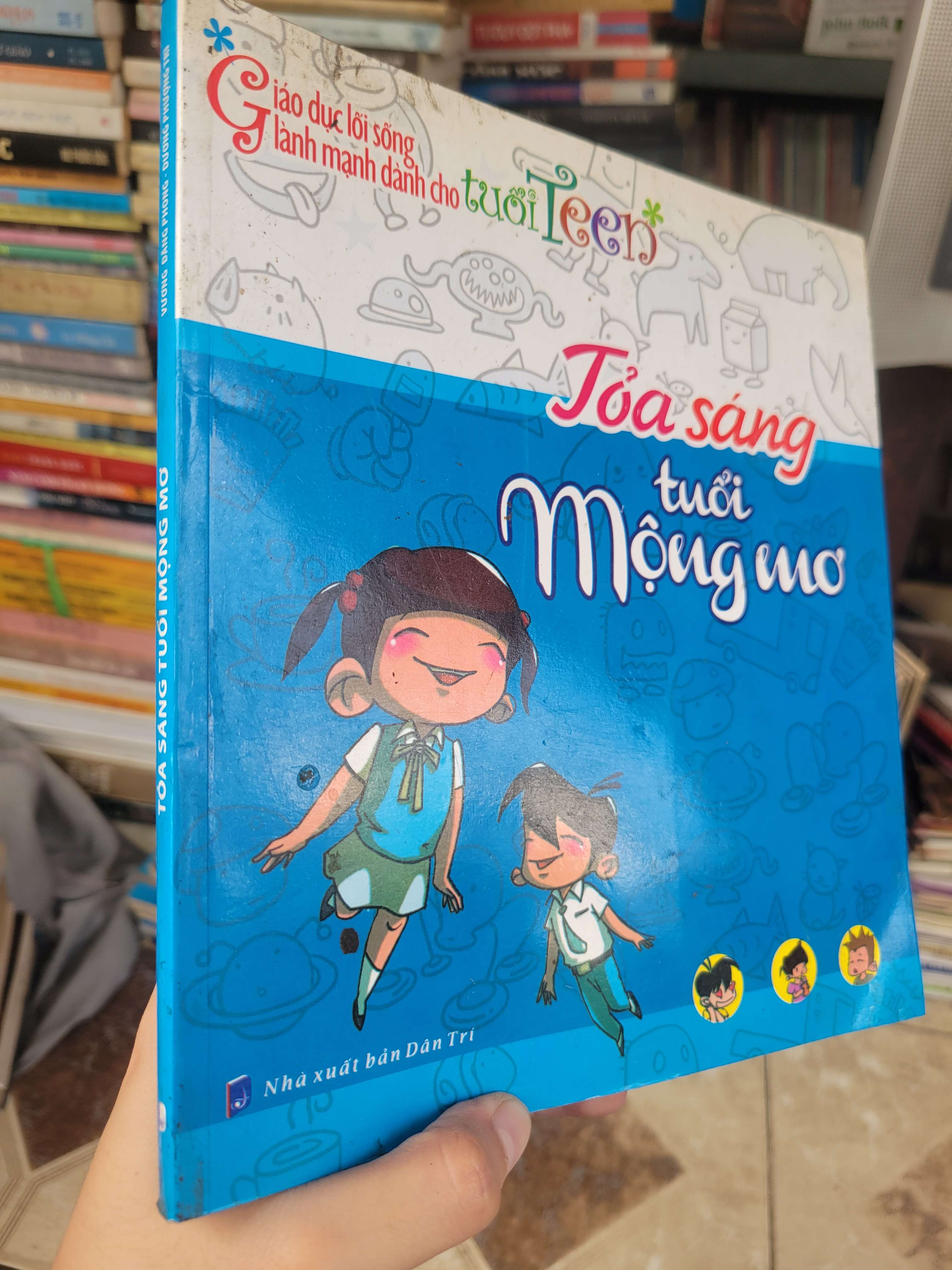 Tỏa sáng tuổi mộng mơ - Vương Đăng Phong, Dương Phượng Tri sách màu 2012 mới 70% ố, bẩn bìa, có vệt nước (Truyện tranh ) BGB