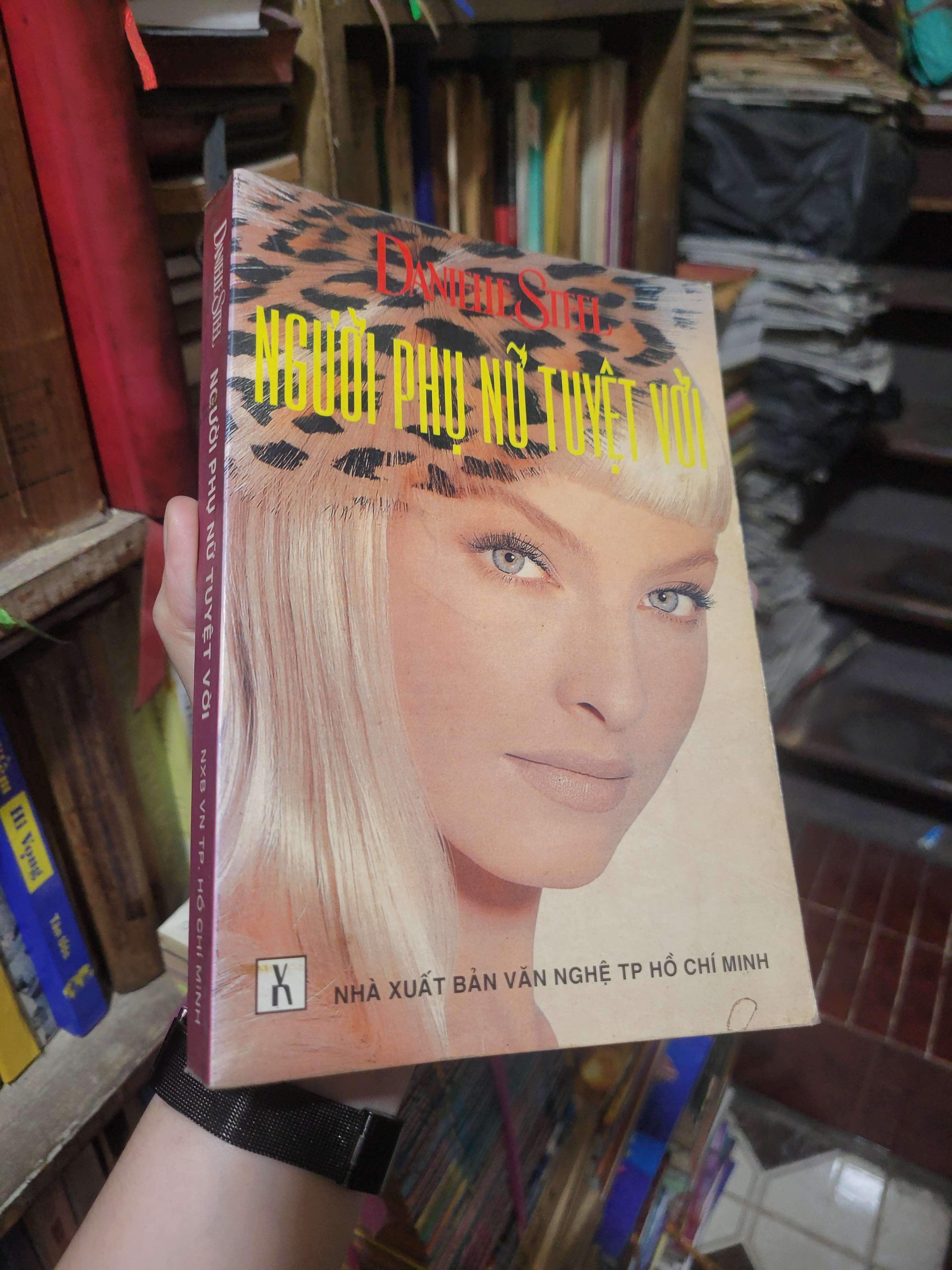 Người phụ nữ tuyệt vời - Danielle Steel 2001 mới 80% ố, bẩn bìa (Sách văn học) BGB