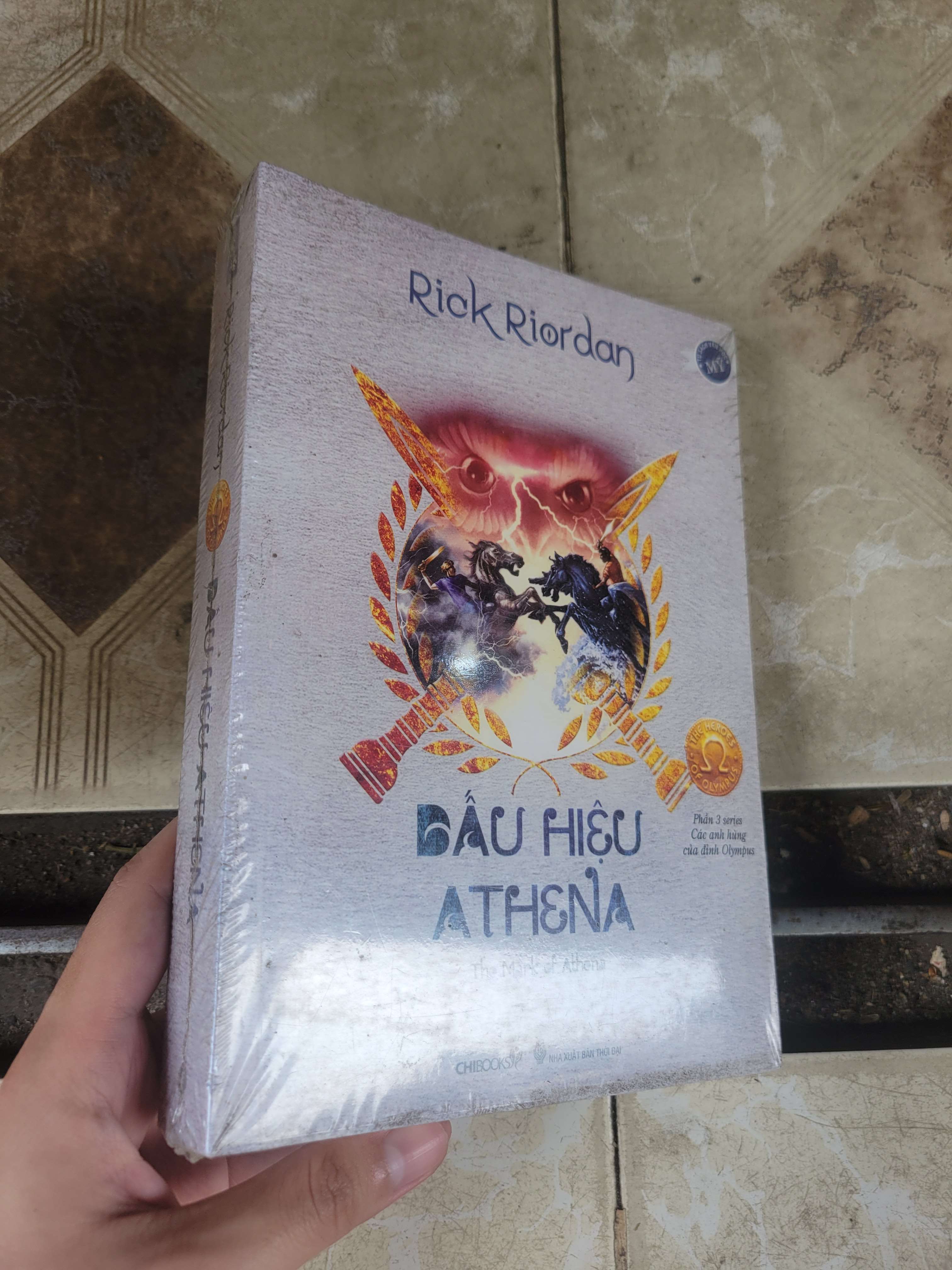 Dấu hiệu Athena - Rick Riordan mới 90% bẩn nhẹ, còn seal (Sách văn học) BGB