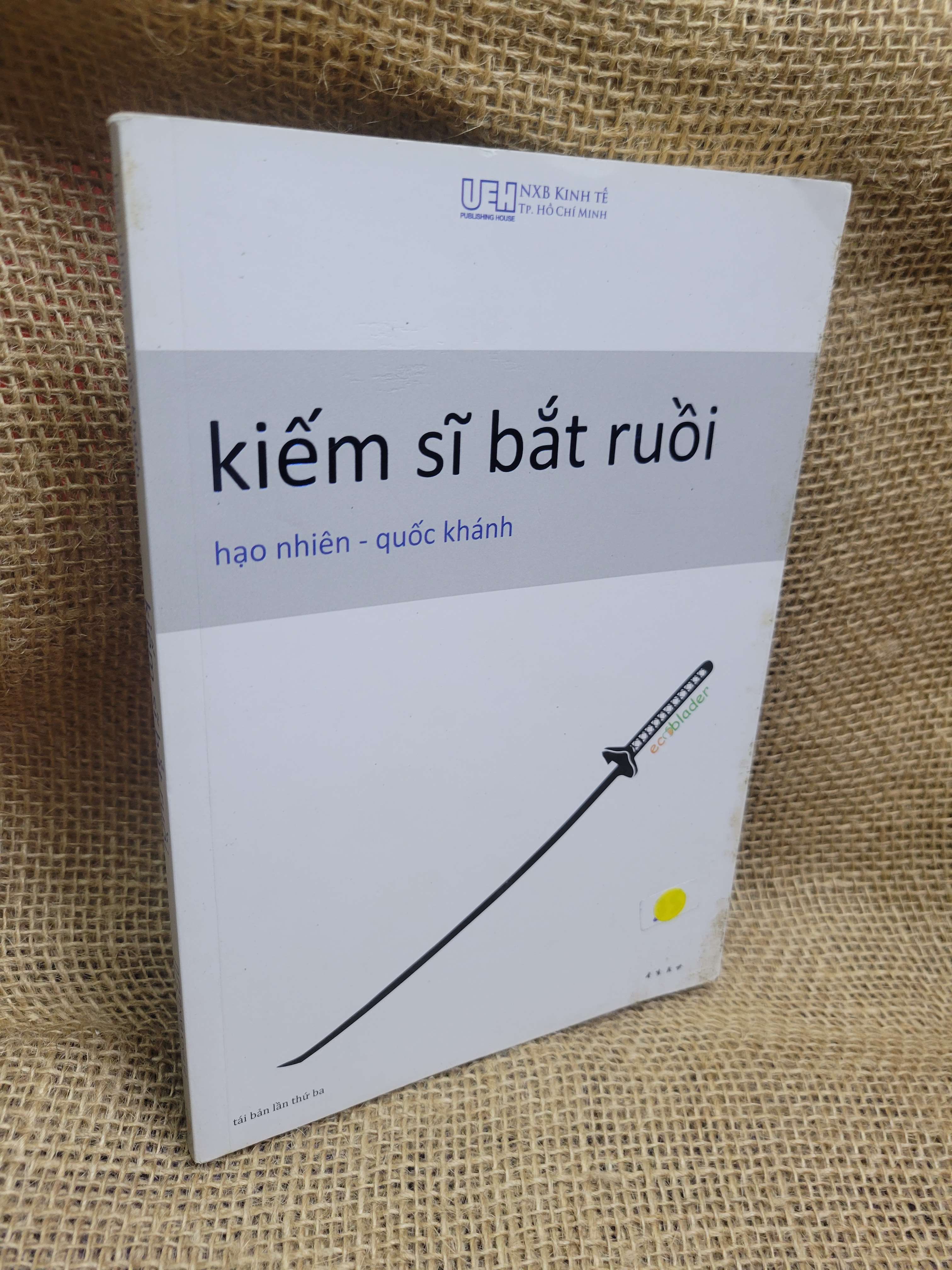 Kiếm sĩ bắt ruồi - Hạo Nhiên, Quốc Khánh 2017 mới 80% ố, bẩn bìa (Sách văn học) HCM