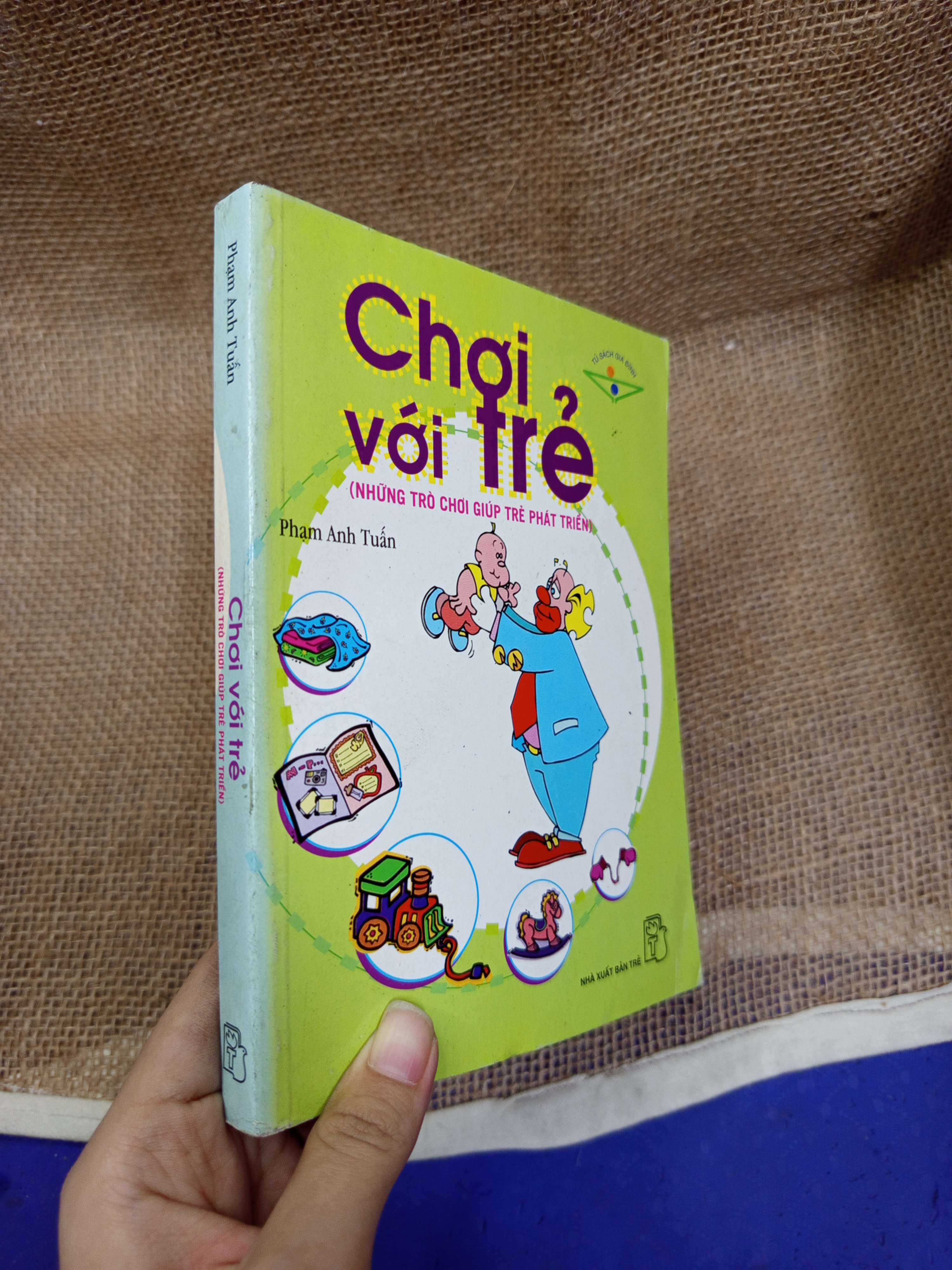 Chơi với trẻ (Những trò chơi giúp trẻ phát triển) - Phạm Anh Tuấn 2005 mới 80% bẩn bìa, ố (Sách làm cha mẹ) HLSC