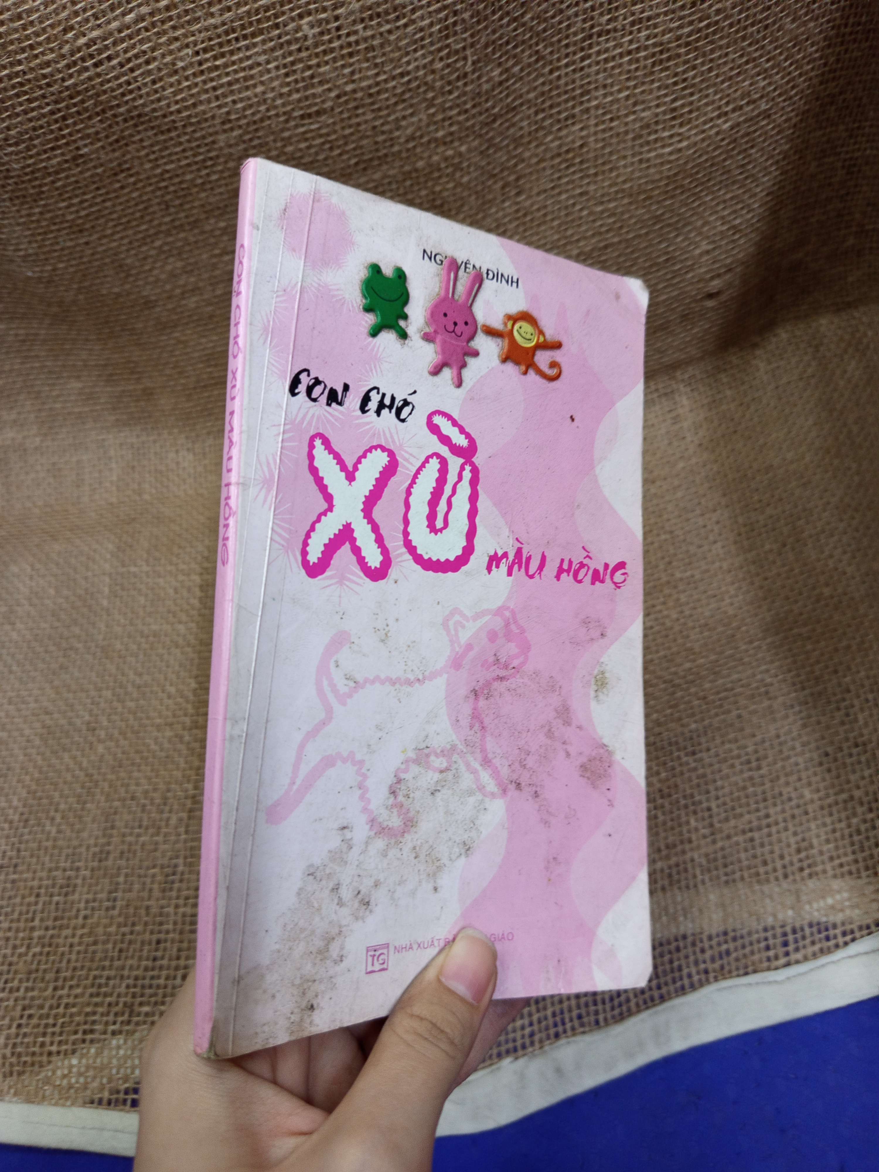 Con chó xù màu hồng - Nguyễn Đình 2005 mới 70% bẩn bìa, ố, có chữ, hình dán (Sách văn học) HLSC