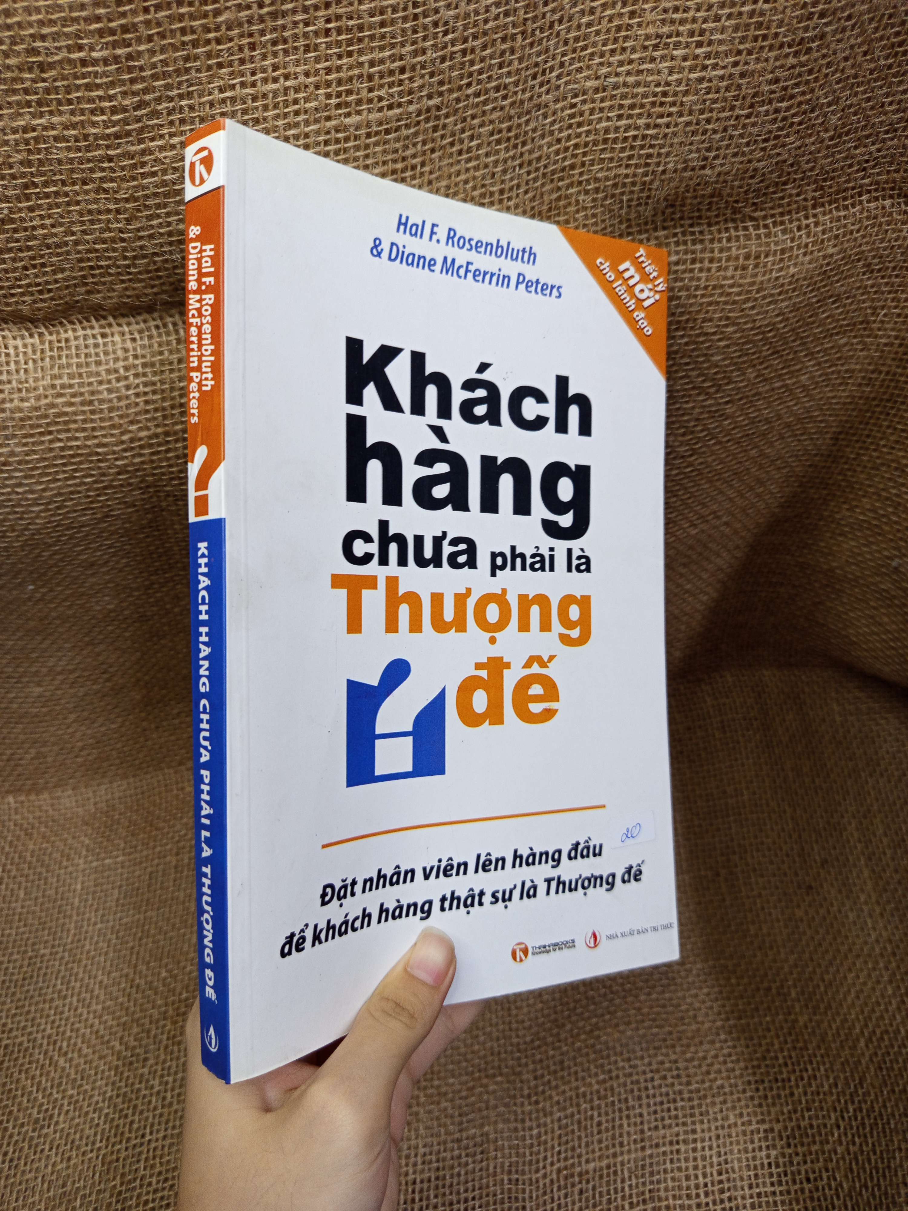 Khách hàng chưa phải là thượng đế - Hal F. Rosenbluth, Diane McFerrin Peters 2010 mới 80% bẩn bìa, ố (Kinh doanh - Marketing) HCM
