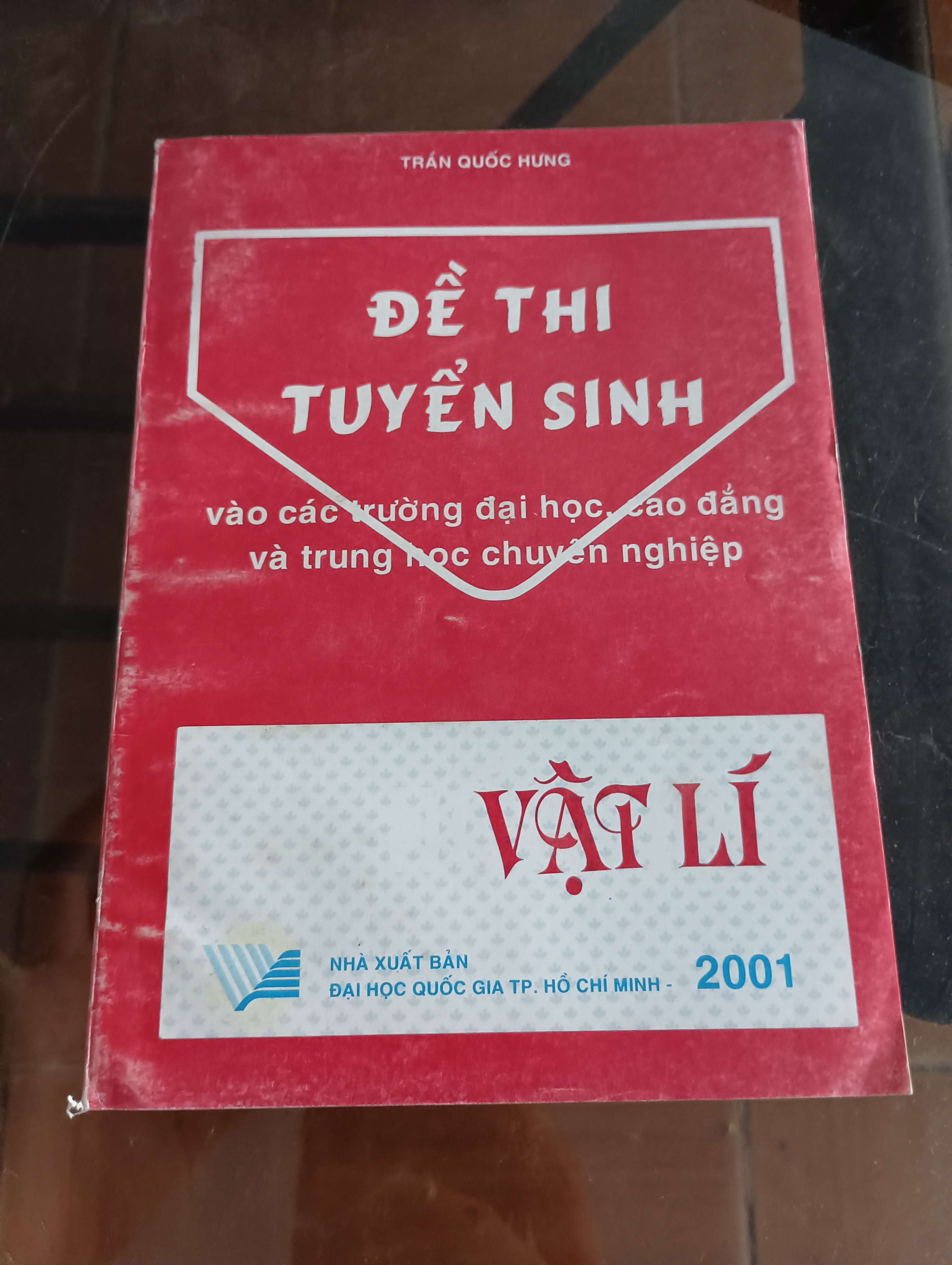 Đề thi tuyển sinh vào các trường đại học, cao đẳng và trung học chuyên nghiệp - Vật lí (2001) - Trần Quốc Hưng 2001 (Tham khảo - luyện thi) VAVO