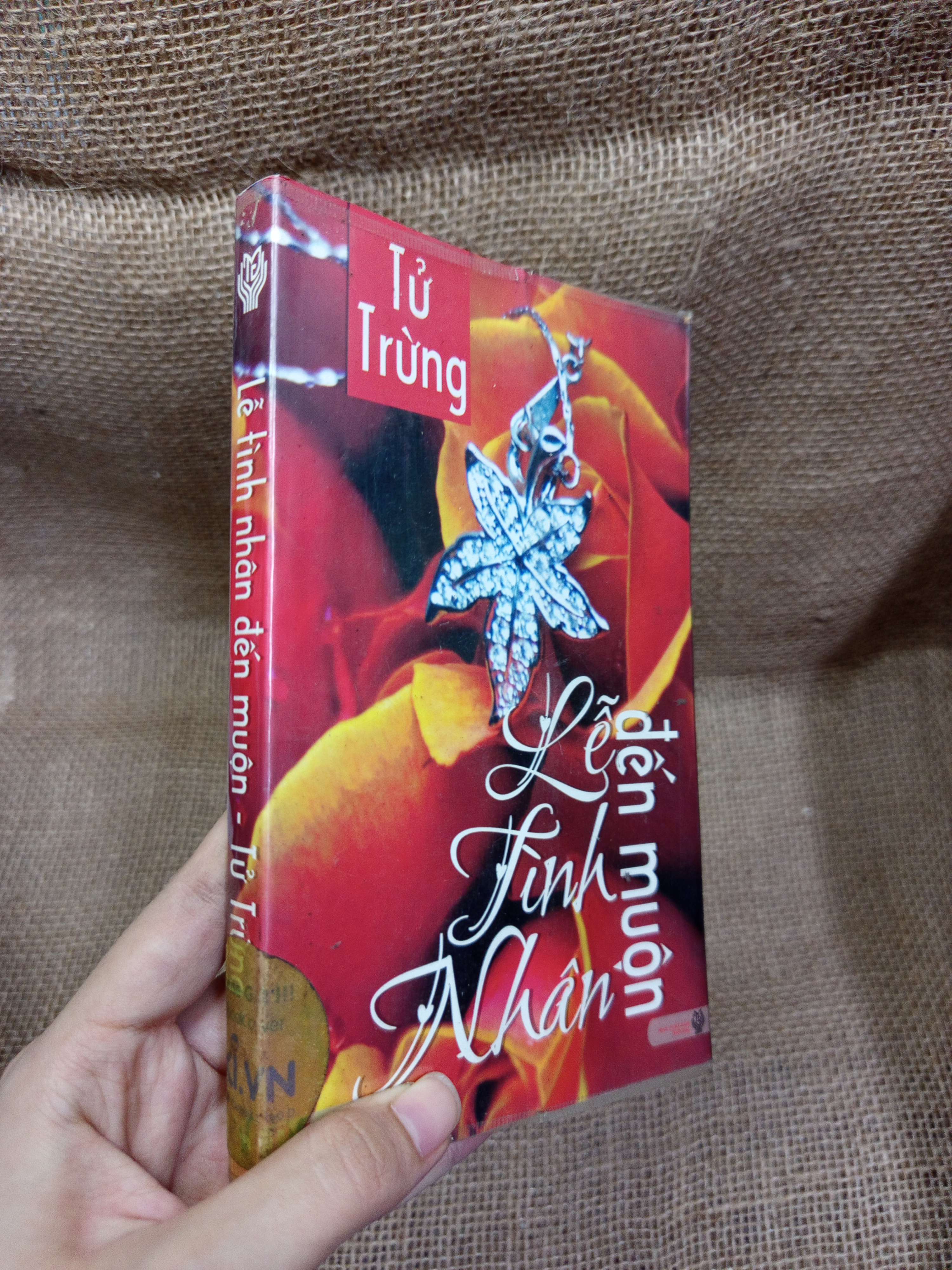 Lễ tình nhân đến muộn - Tử Trừng 2012 mới 80% bẩn bìa, ố (Sách văn học) HLSC