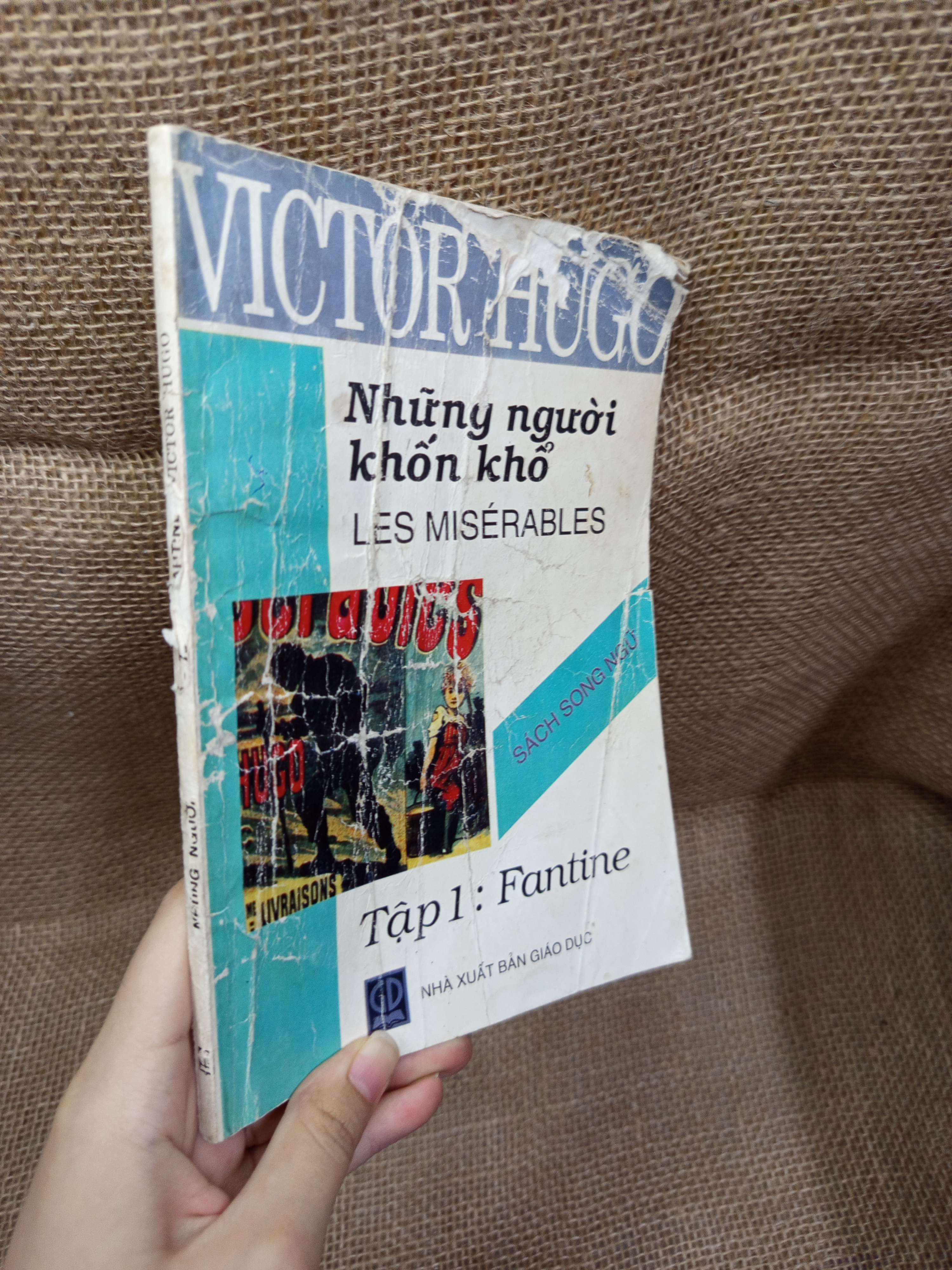 Những người khốn khổ tập 1: Fantine - Victor Hugo song ngữ 1998 mới 60% bẩn bìa, ố, rách bìa, tróc gáy, tróc bìa (Sách văn học) HCM