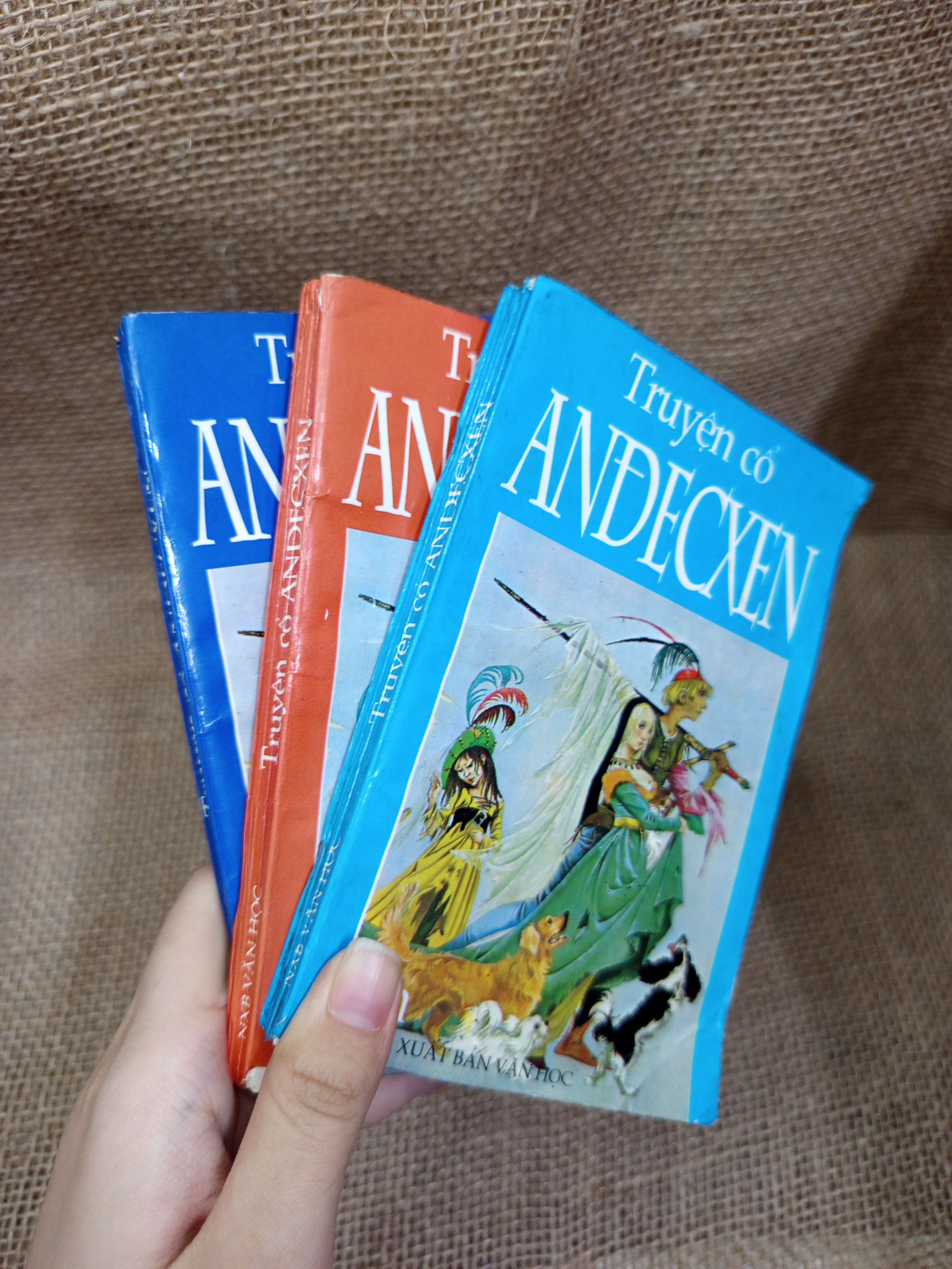 3 cuốn truyện cổ Andecxen 1999 mới 70% bẩn bìa, ố, tróc gáy, bị ẩm (Sách văn học) HCM