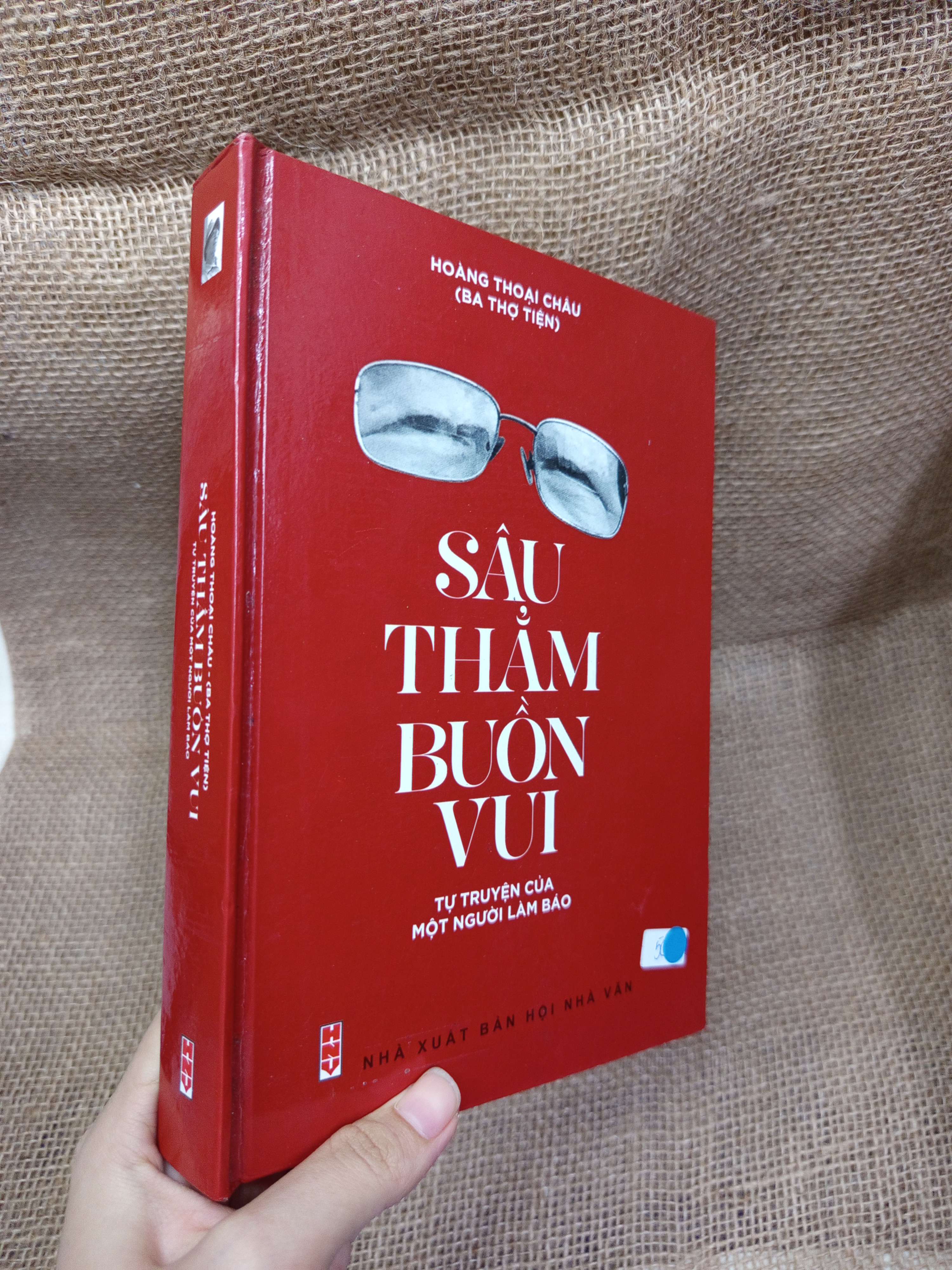 Sâu thẳm buồn vui - Hoàng Thoại Châu bìa cứng 2015 mới 70% bẩn bìa, ố, có chữ, có mộc (Sách văn học) HCM