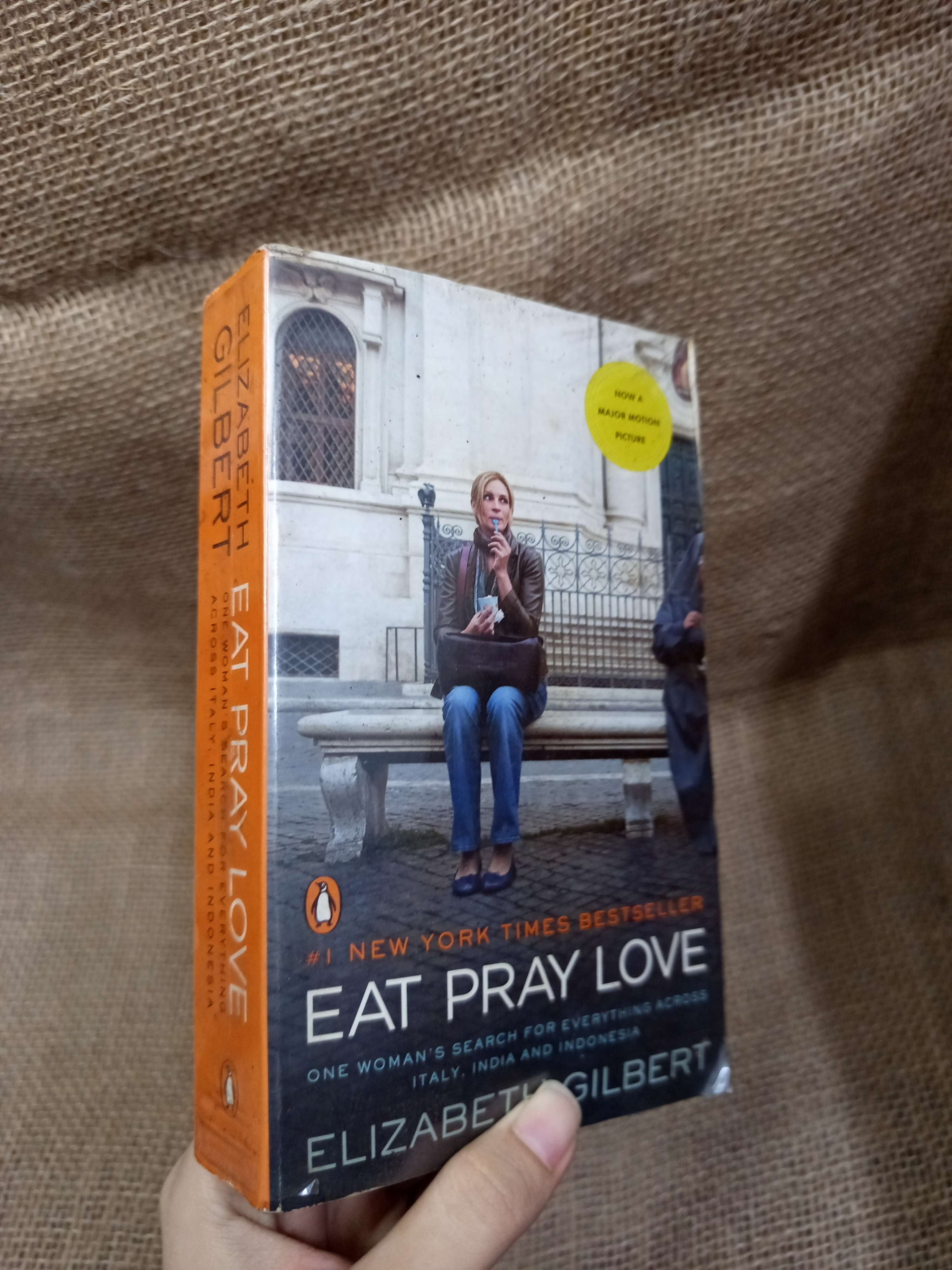 Eat pray love - Elizabeth Gilbert mới 80% bẩn bìa, ố (Sách ngoại) HLSC