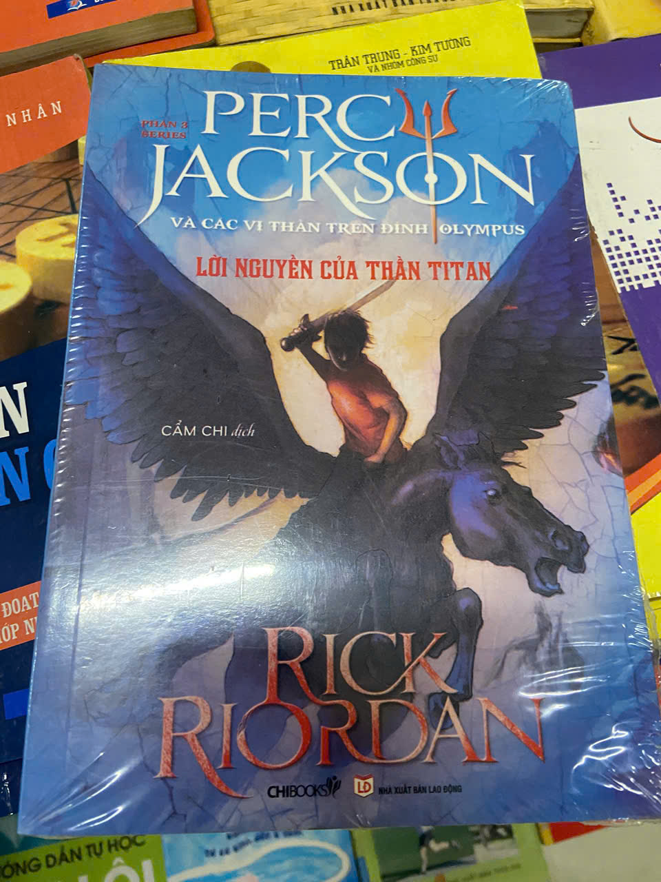 Percy Jackson và các vị thần trên đỉnh OLYMPUS: Lời nguyền của thần Titan - Rick Riordan (Sách văn học) VAVO