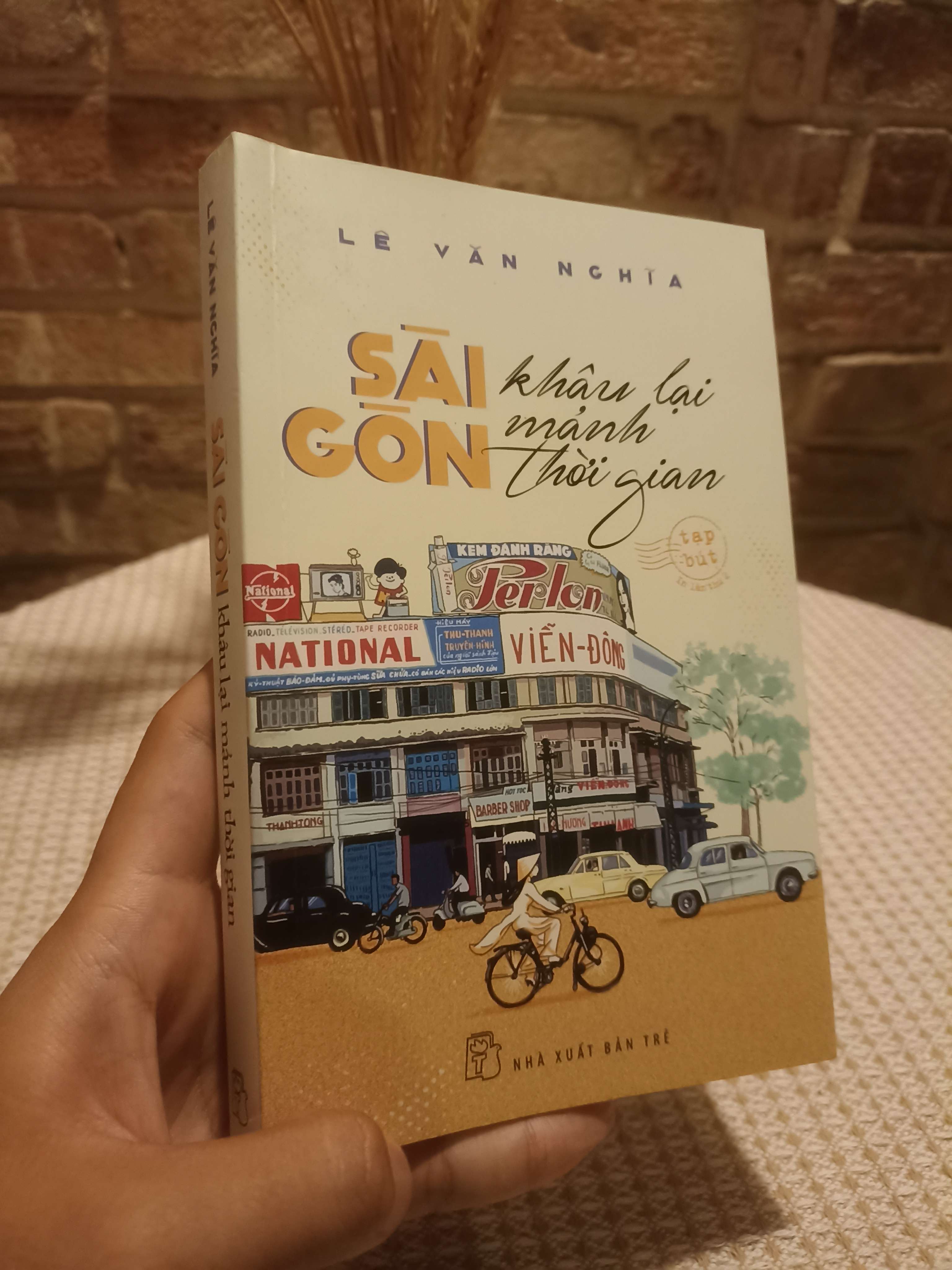 Sài Gòn khâu lại mảnh thời gian - Lê Văn Nghĩa (Sách văn học) NSX