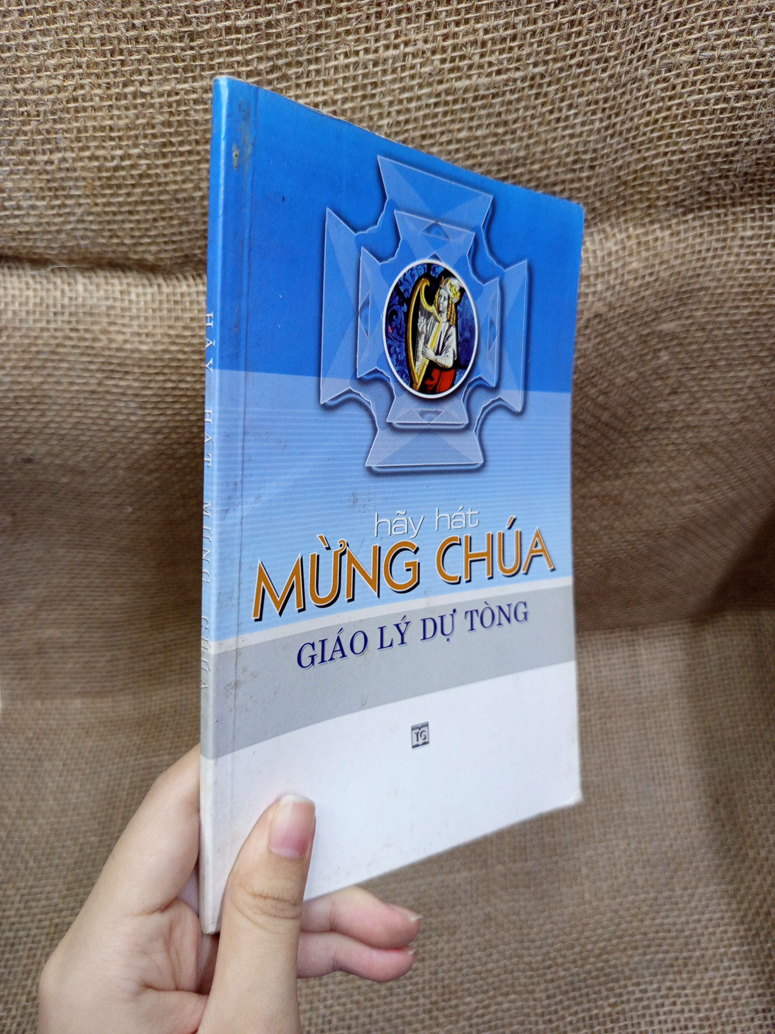 Hãy hát mừng Chúa - Giáo lý dự tòng mới 70% bẩn bìa, ố, có chữ (Sách tôn giáo - tâm linh) HCM