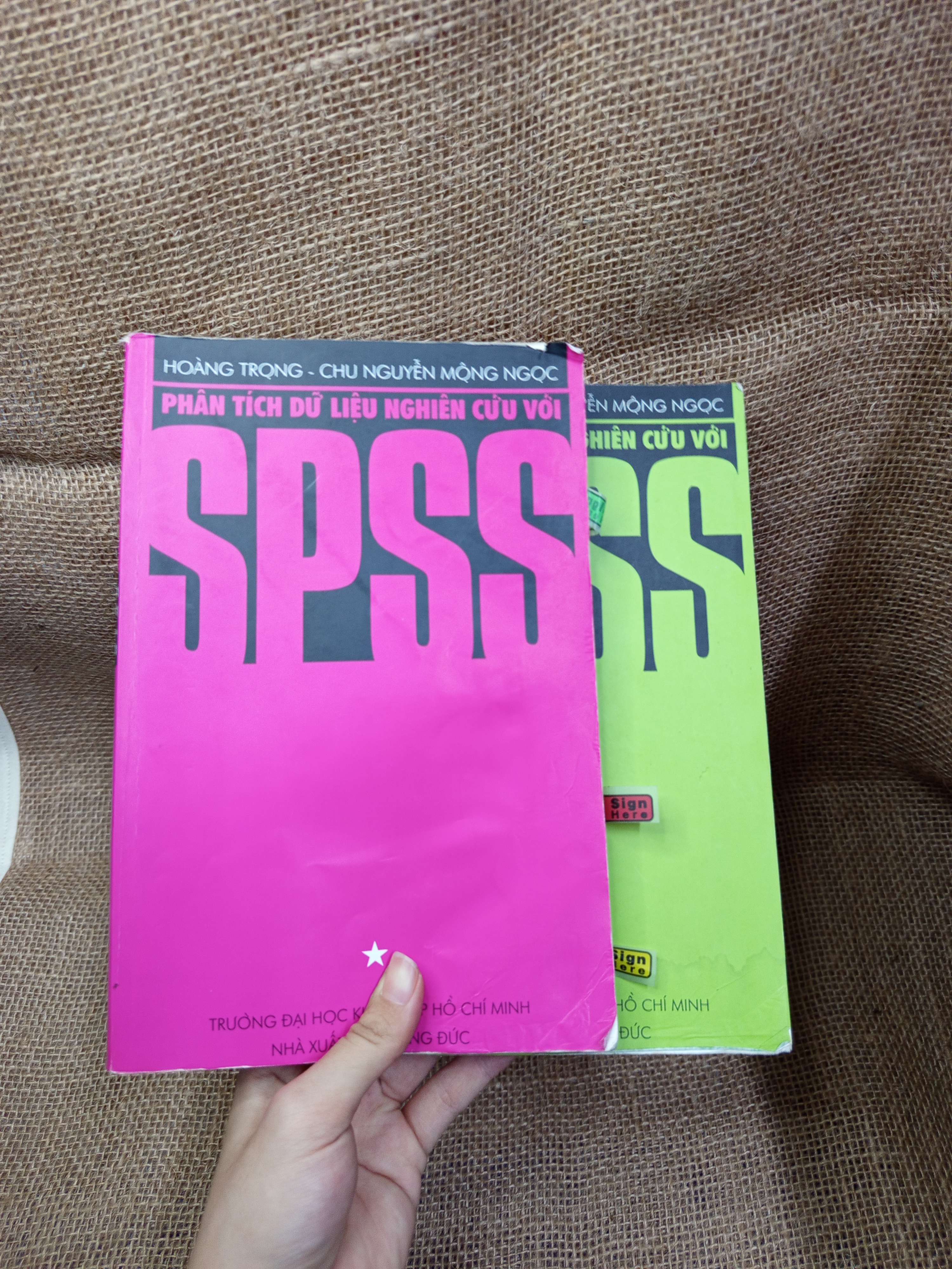 2 cuốn Phân tích dữ liệu nghiên cứu với SPSS - Hoàng Trọng, Chu Nguyễn Mộng Ngọc 2008 mới 70% bẩn bìa, ố, highlight (Giáo trình đại học - cao đẳng) HLSC