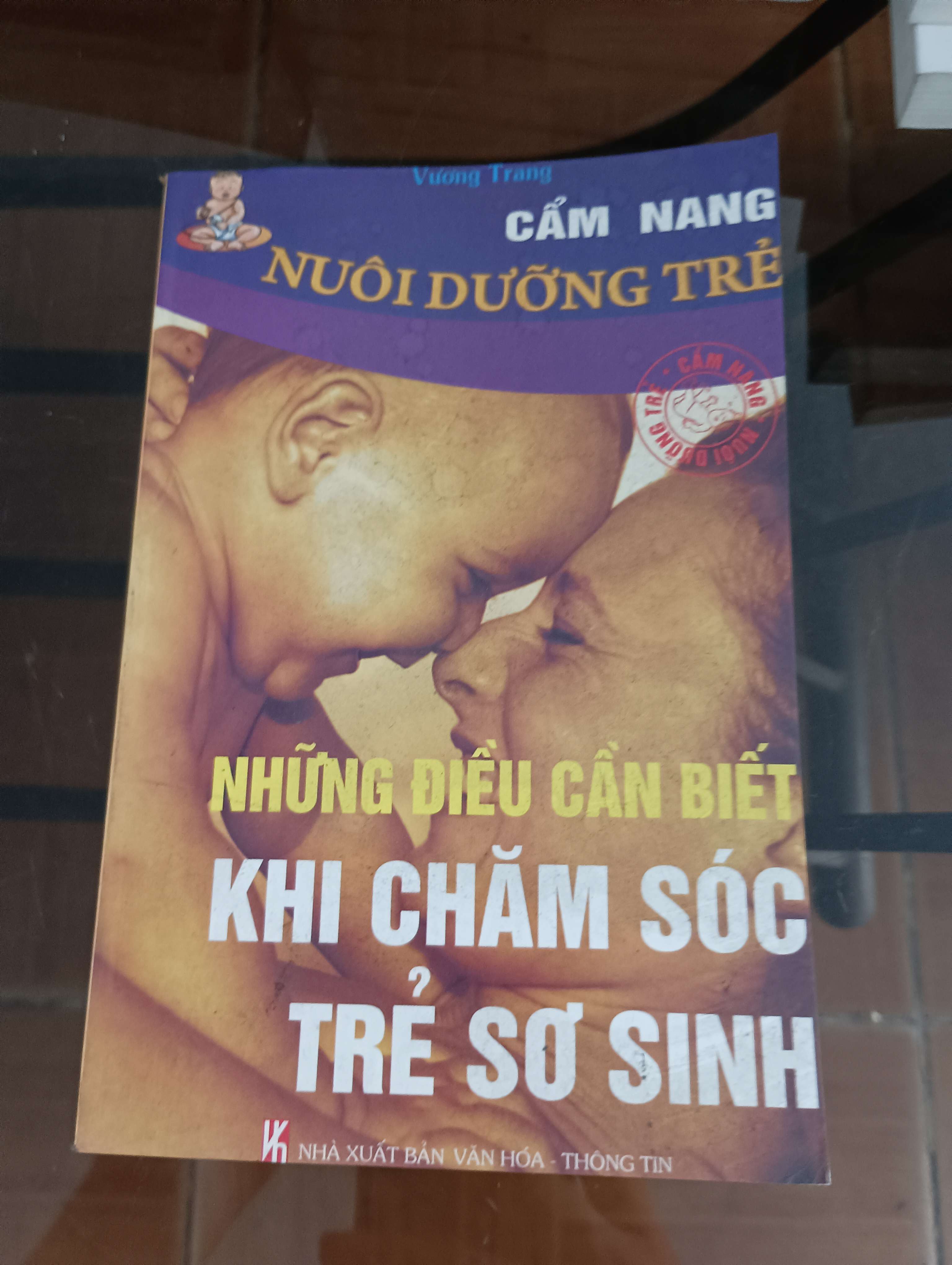 Cẩm nang nuôi dưỡng trẻ: Những điều cần biết khi chăm sóc trẻ sơ sinh - Vương Trang 2009 (Sách kiến thức tổng hợp) VAVO